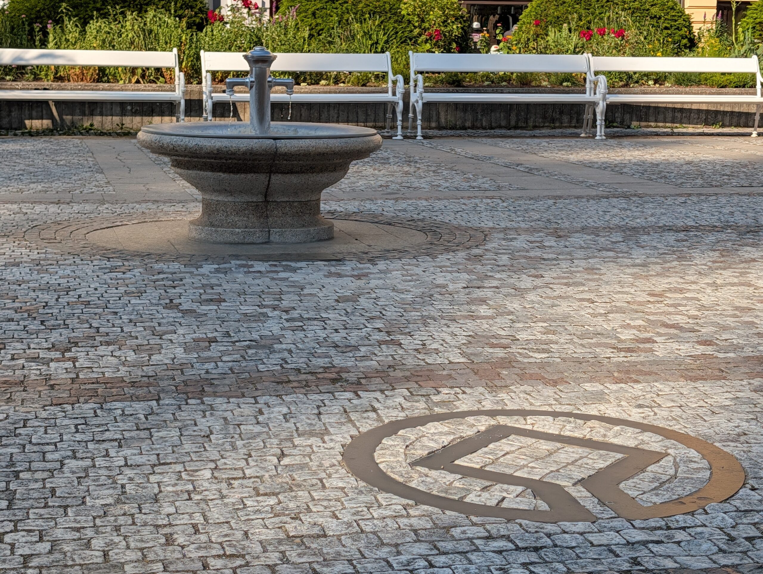 UNESCO-Welterbe-Emblem vor der Fürst-Wenzel-Quelle II in Karlsbad