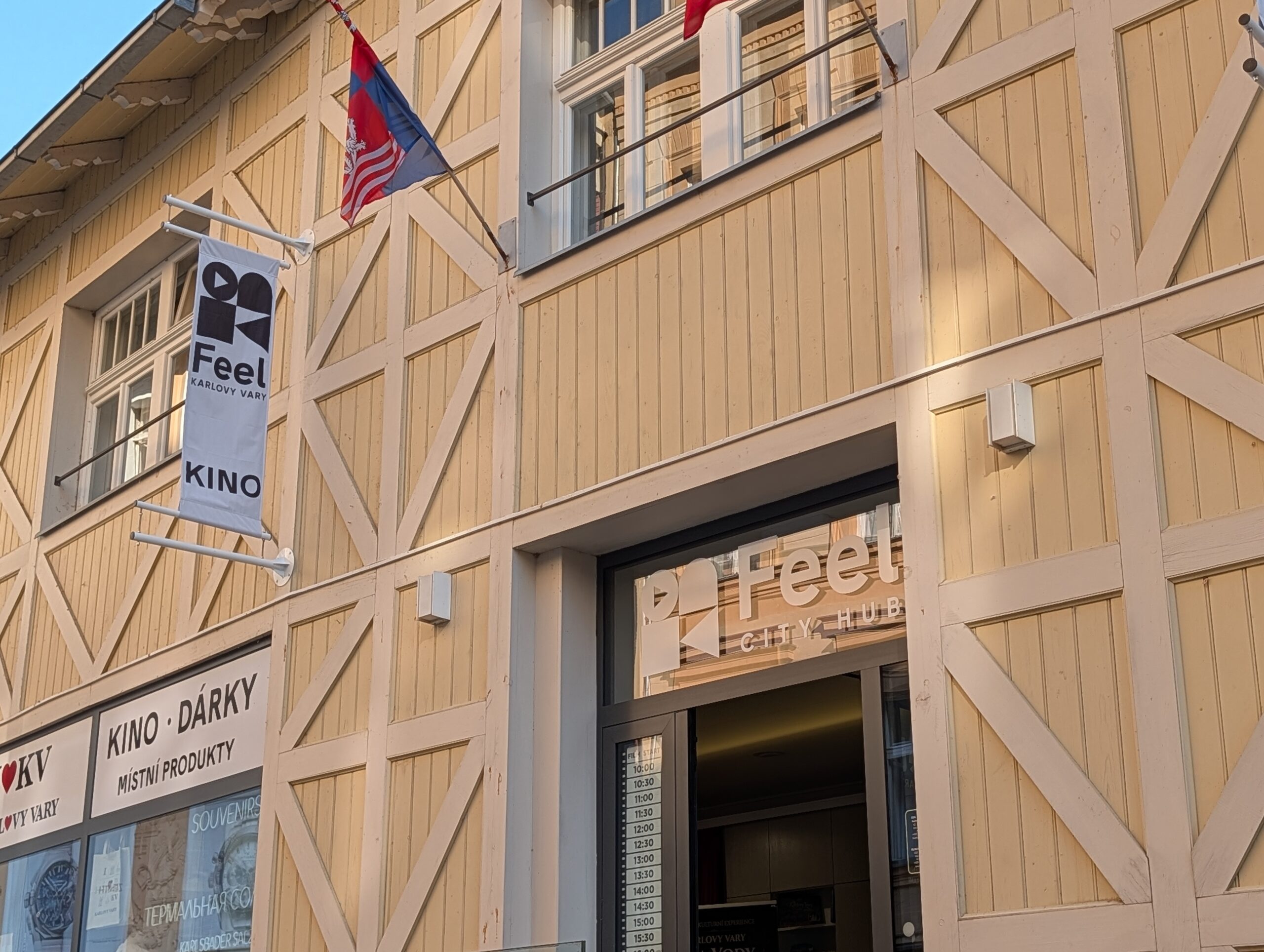 Eingang zum Feel Kino mit heller Holzfassade und Beschilderung in Karlsbad
