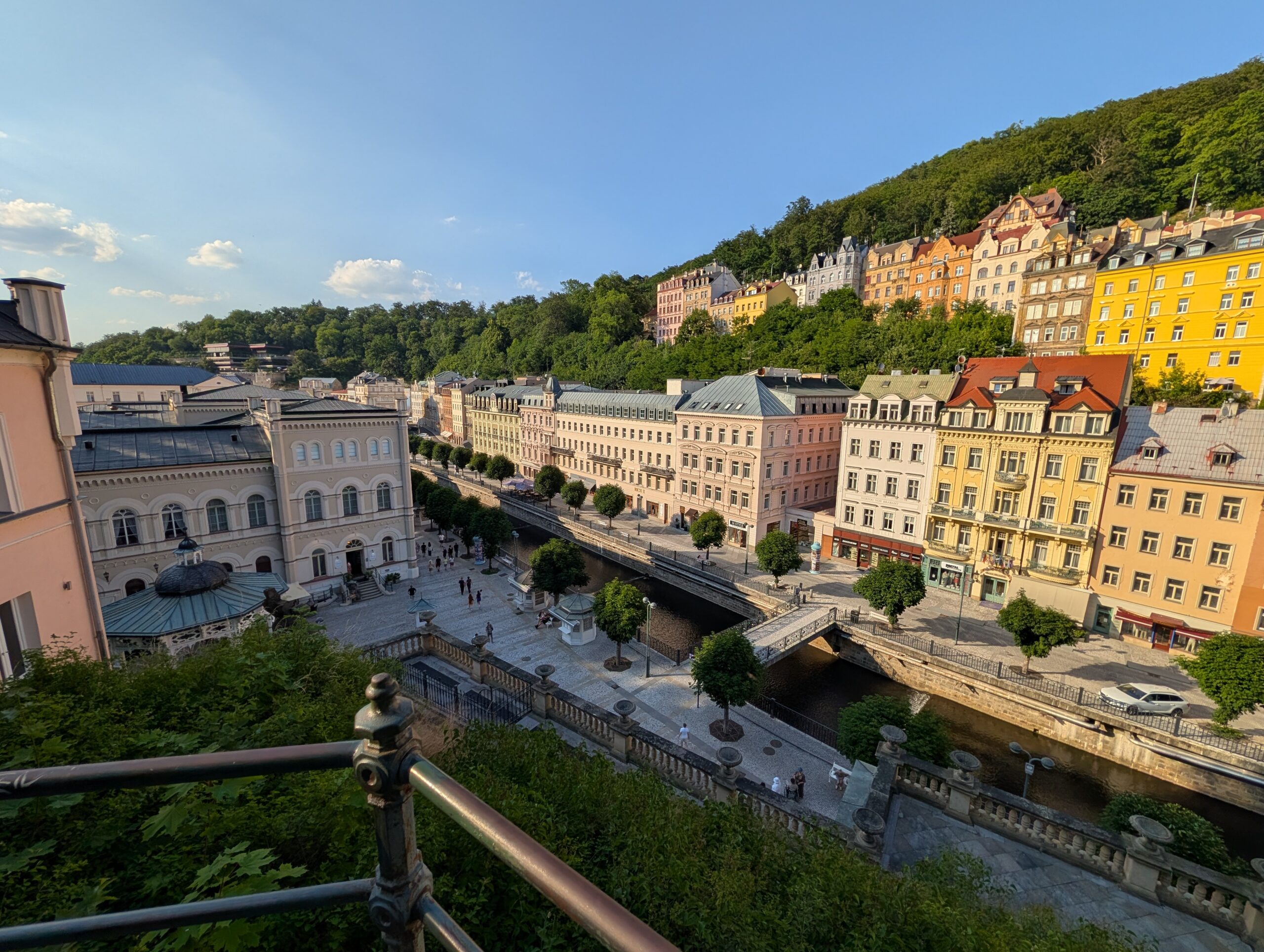 Uferpromenaden an der Tepl mit historischen Häusern und Baumreihen in Karlsbad