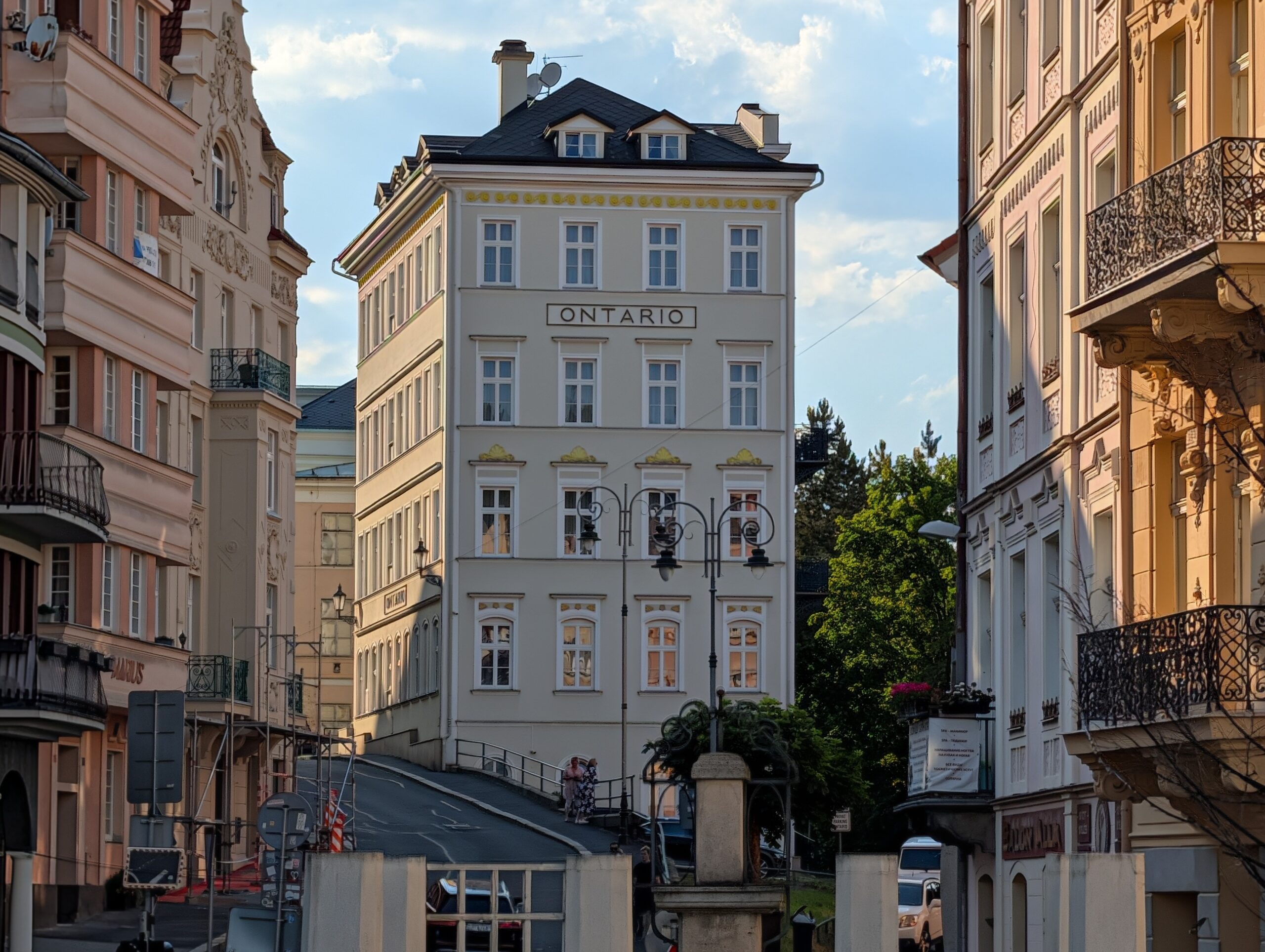 Helle Fassade des Hotels Ontario zwischen historischen Häusern in Karlsbad