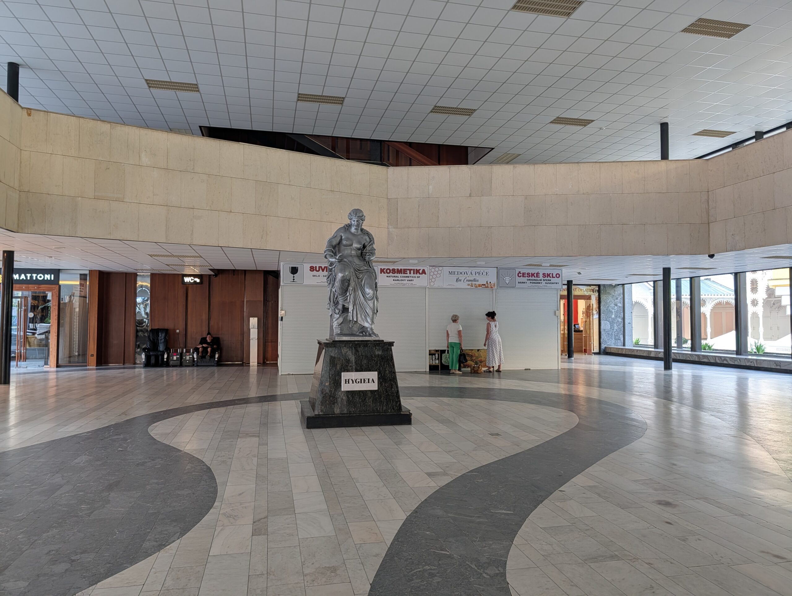 Hygieia-Statue auf einem Sockel im Innenraum der Sprudelkolonnade in Karlsbad