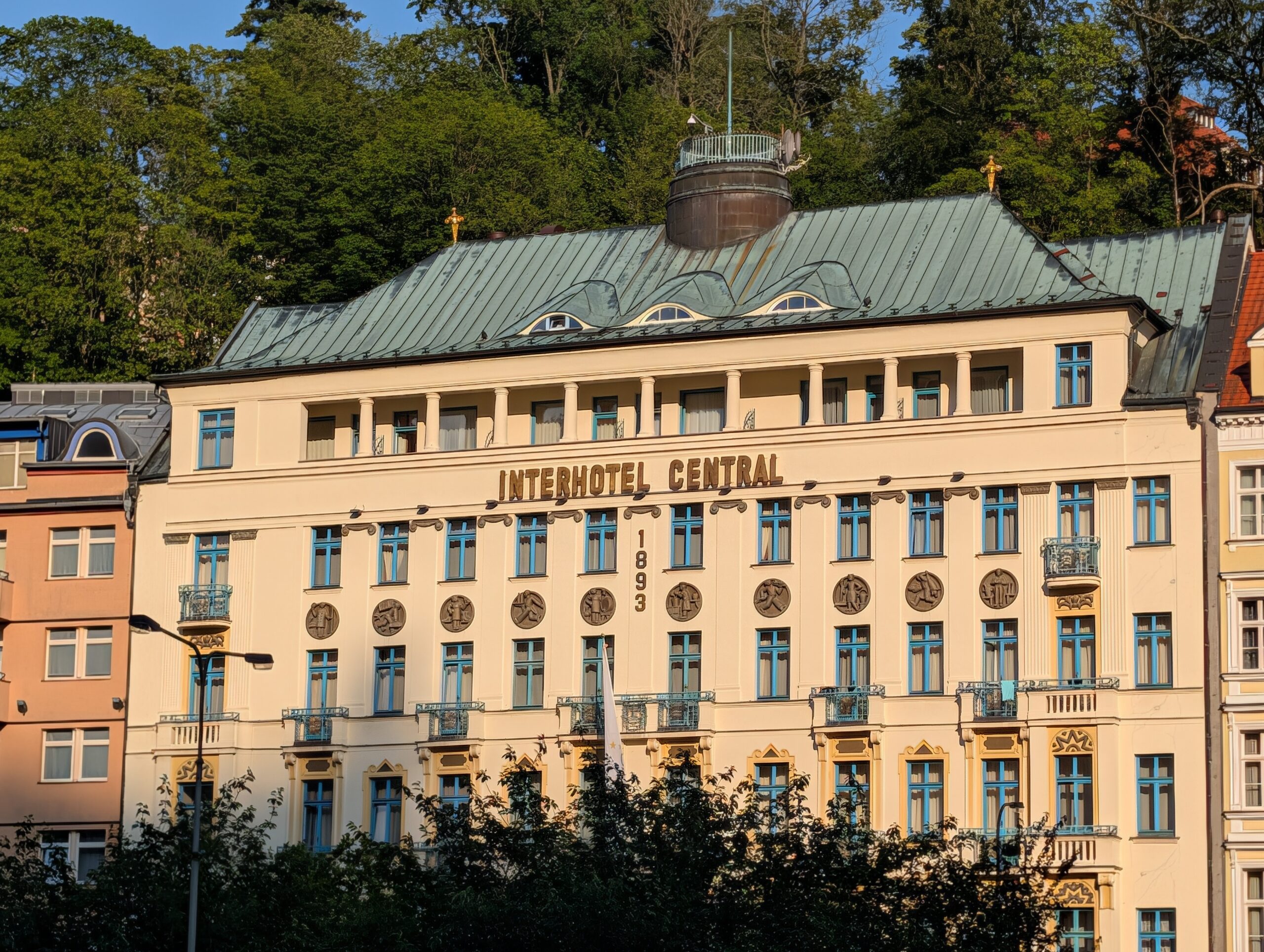 Helle Fassade des Interhotel Central mit Balkonen und grünem Dach in Karlsbad