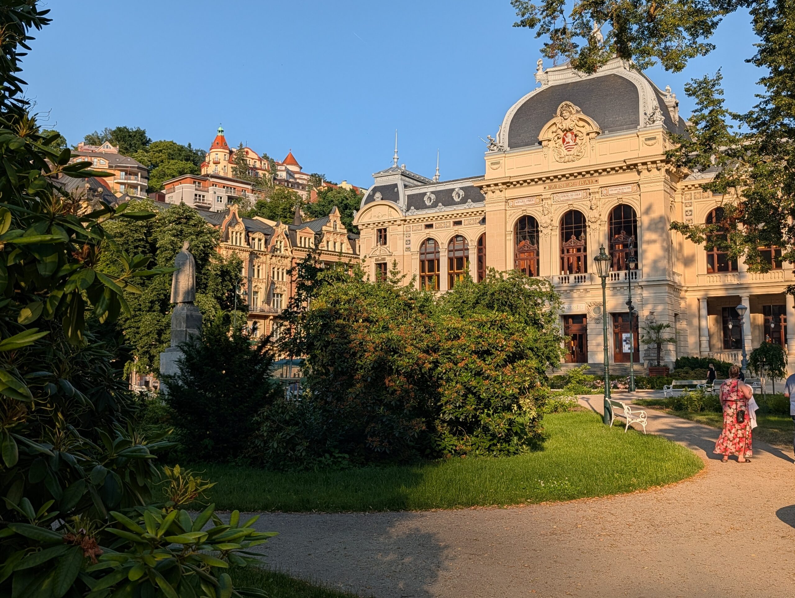 Karl-IV.-Park mit Grünflächen und Kaiserbad im Hintergrund in Karlsbad