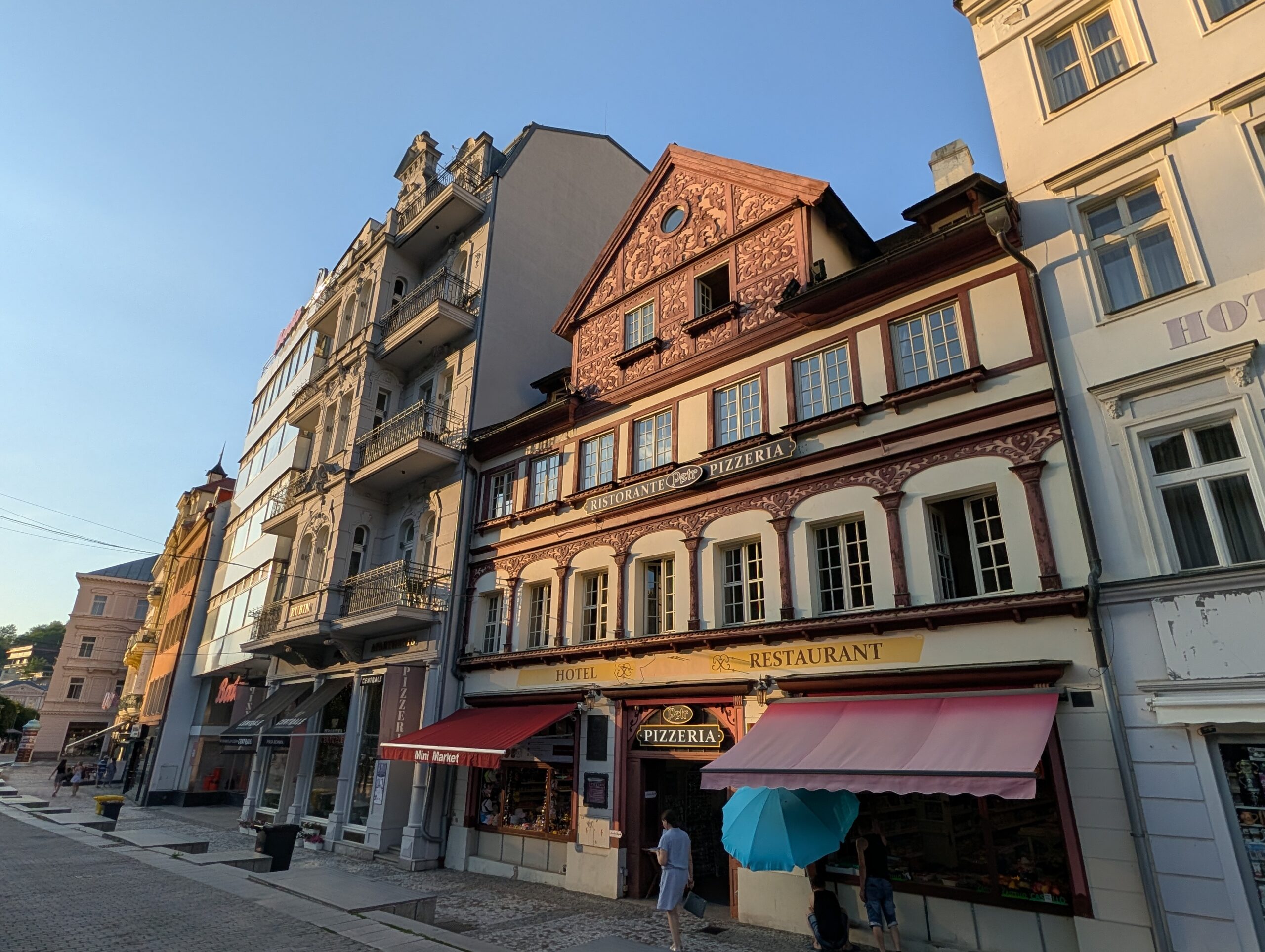 Pizzeria Petr mit roter Markise in einem reich verzierten Gebäude in Karlsbad