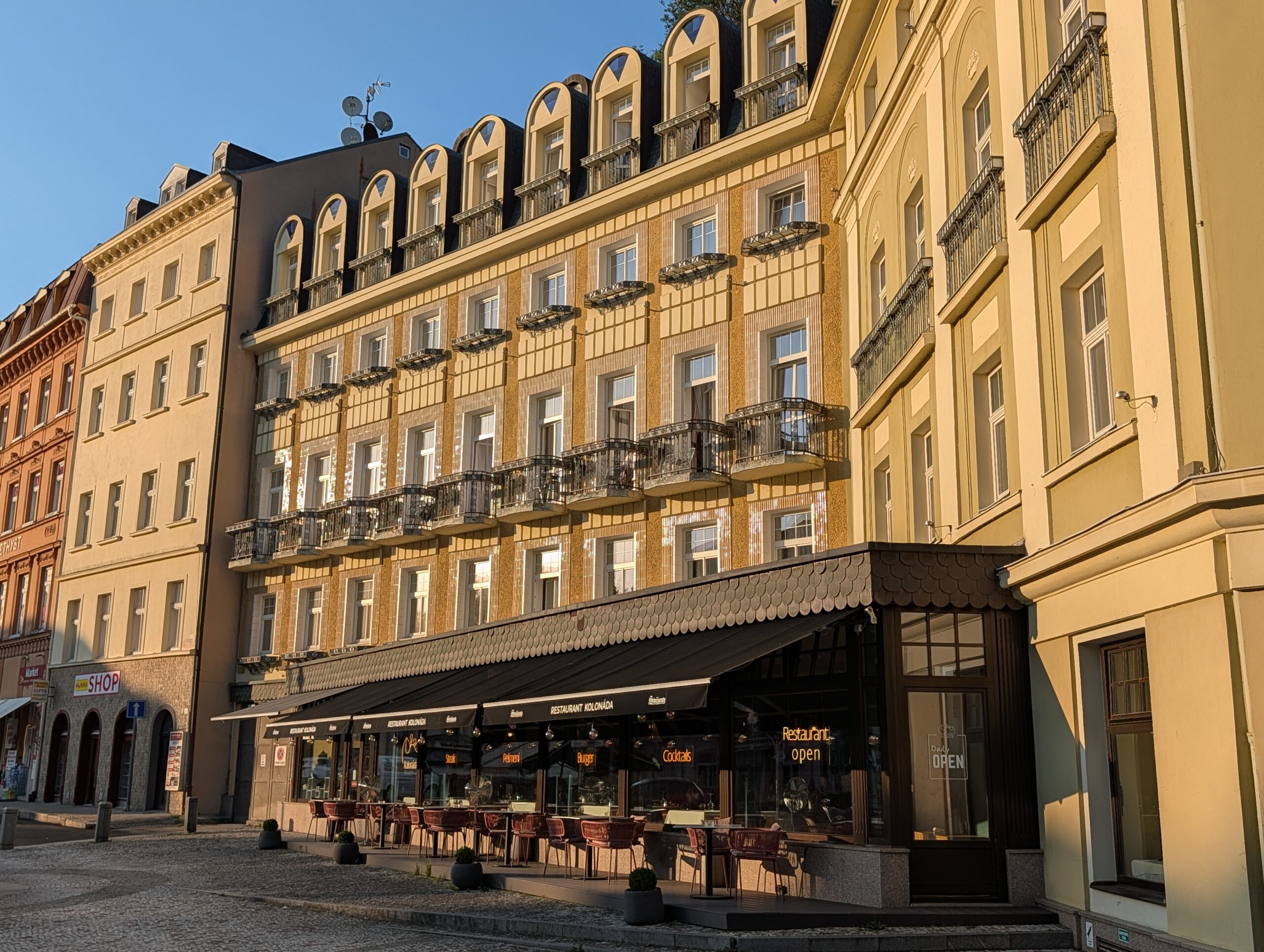 Restaurant & Cafe Kolonada mit Außenterrasse in einem historischen Gebäude in Karlsbad