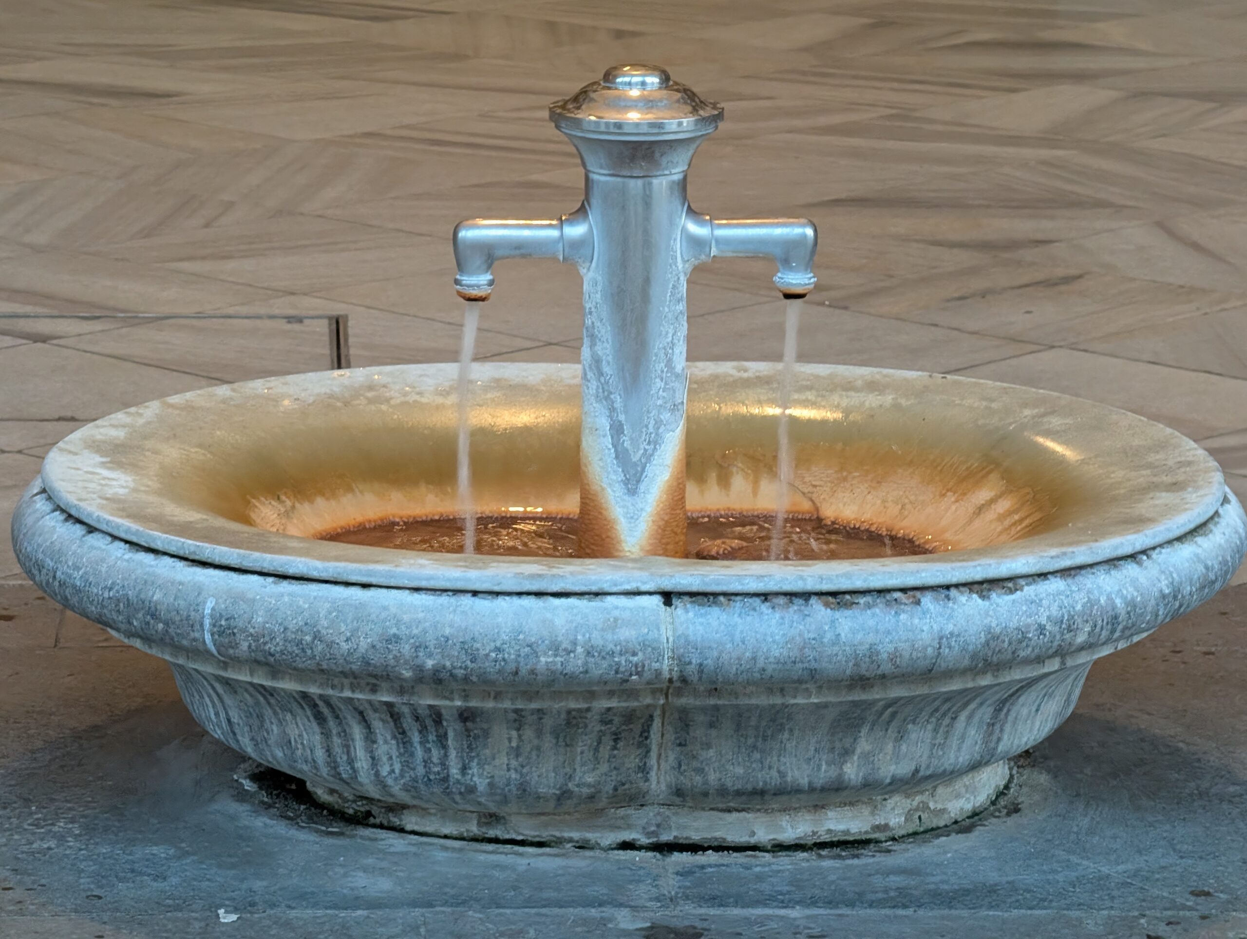 Libussa-Quelle Nr. 9 mit zwei Wasserausläufen und rundem Steinbecken in Karlsbad