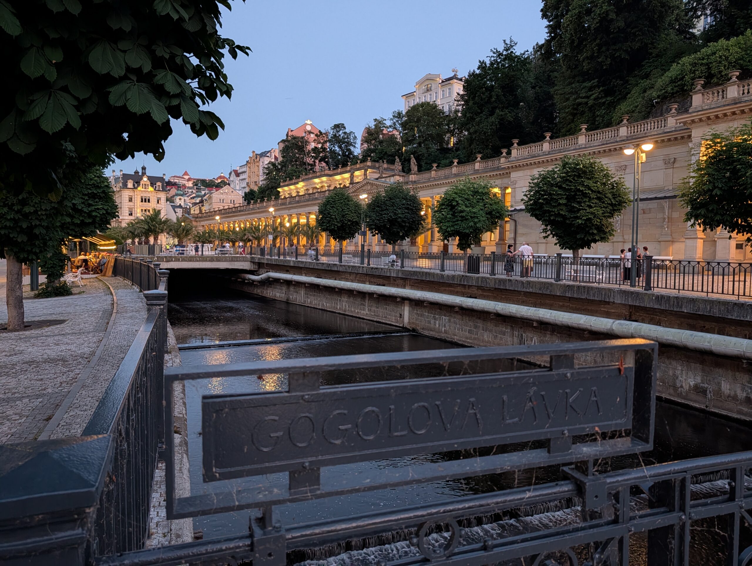 Gogol-Steg über der Tepl mit beleuchteter Uferpromenade in Karlsbad