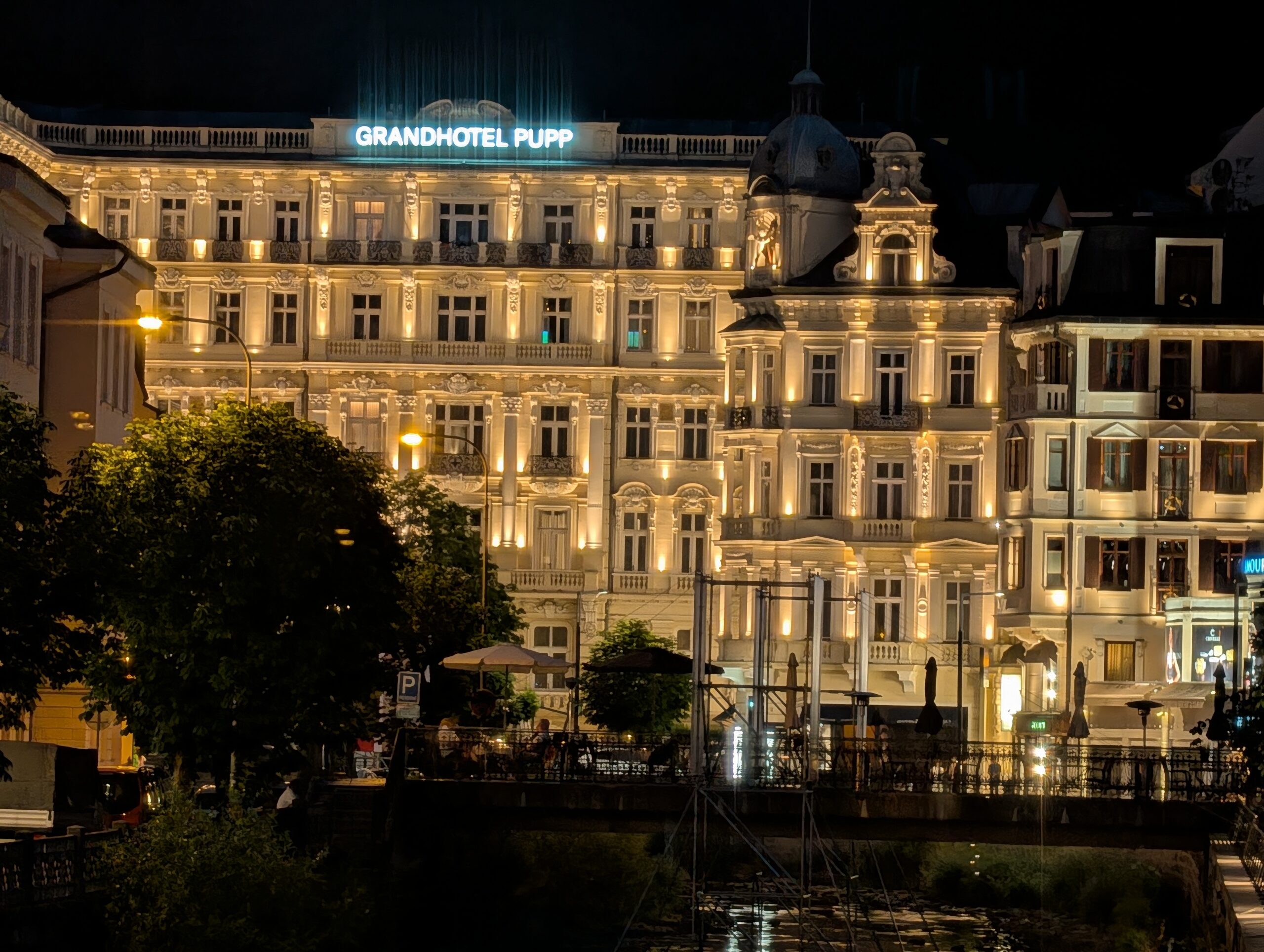 Beleuchtete Fassade des Grandhotels Pupp in Karlsbad bei Nacht