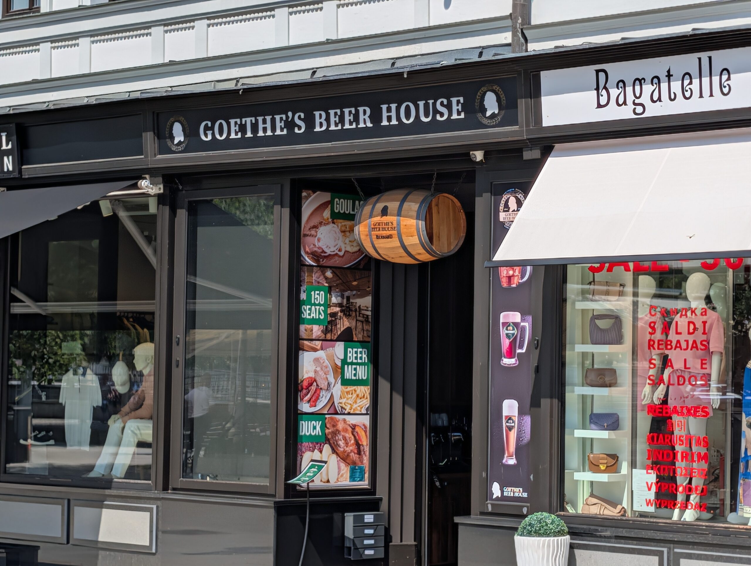 Eingang der Goethe-Bierstube in Karlsbad mit Schriftzug, Bierfass und Getränkedarstellungen.