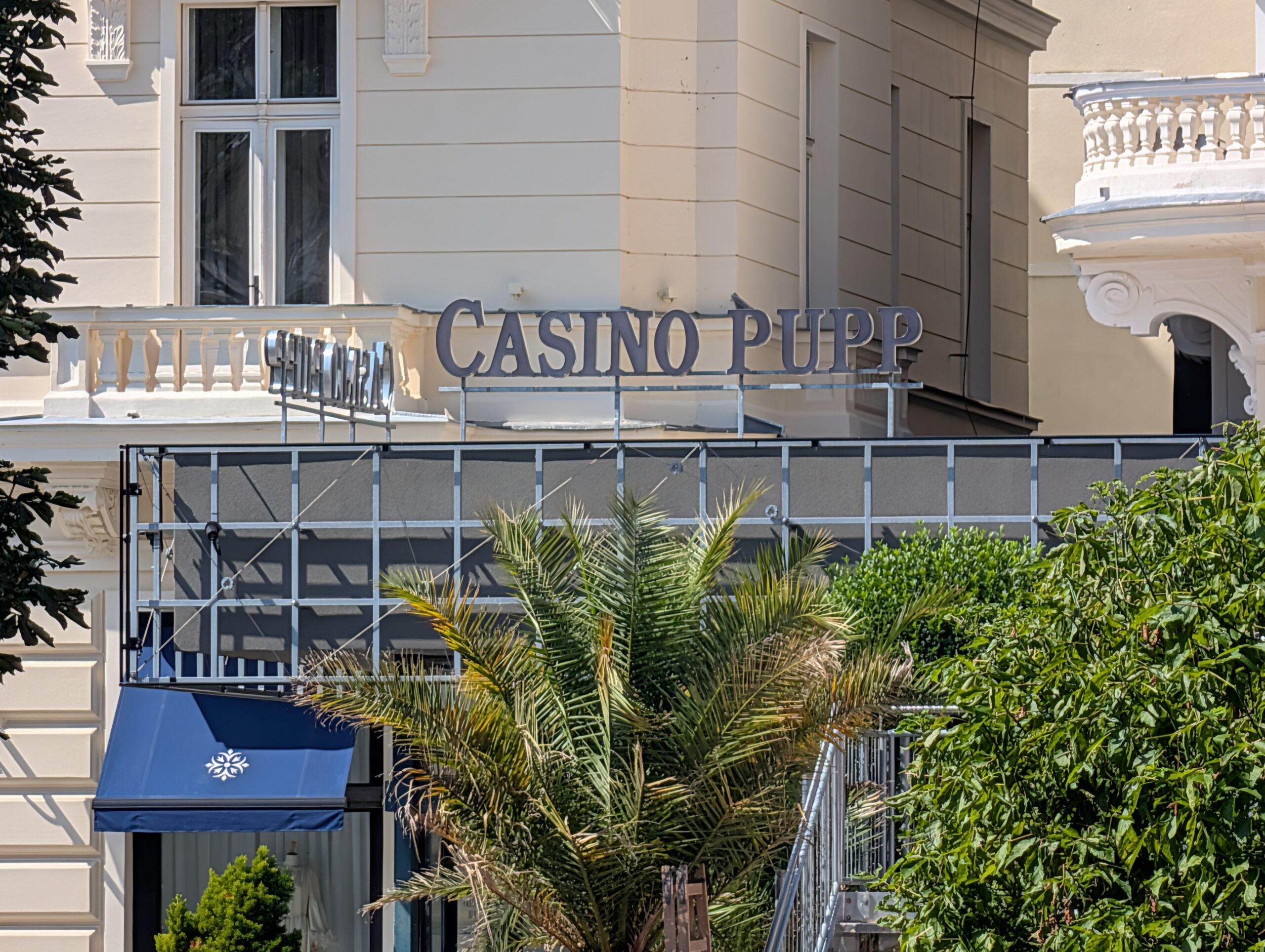Schriftzug des Casino Pupp über dem verglasten Eingang am Grandhotel Pupp in Karlsbad.