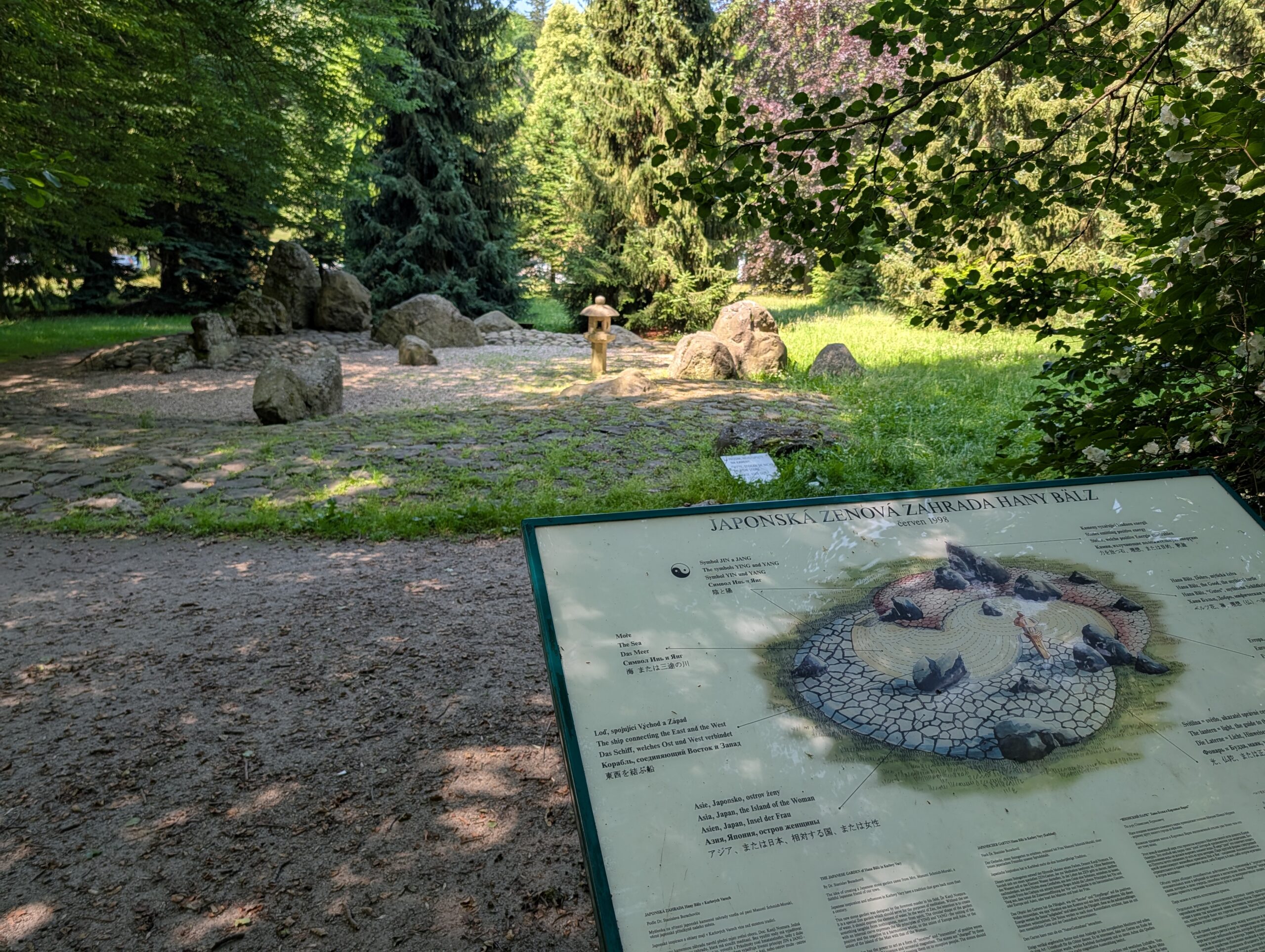 Übersichtstafel vor Natursteinen und einer Steinlaterne im Japanischen Zen-Garten Hana Bälz in Karlsbad.