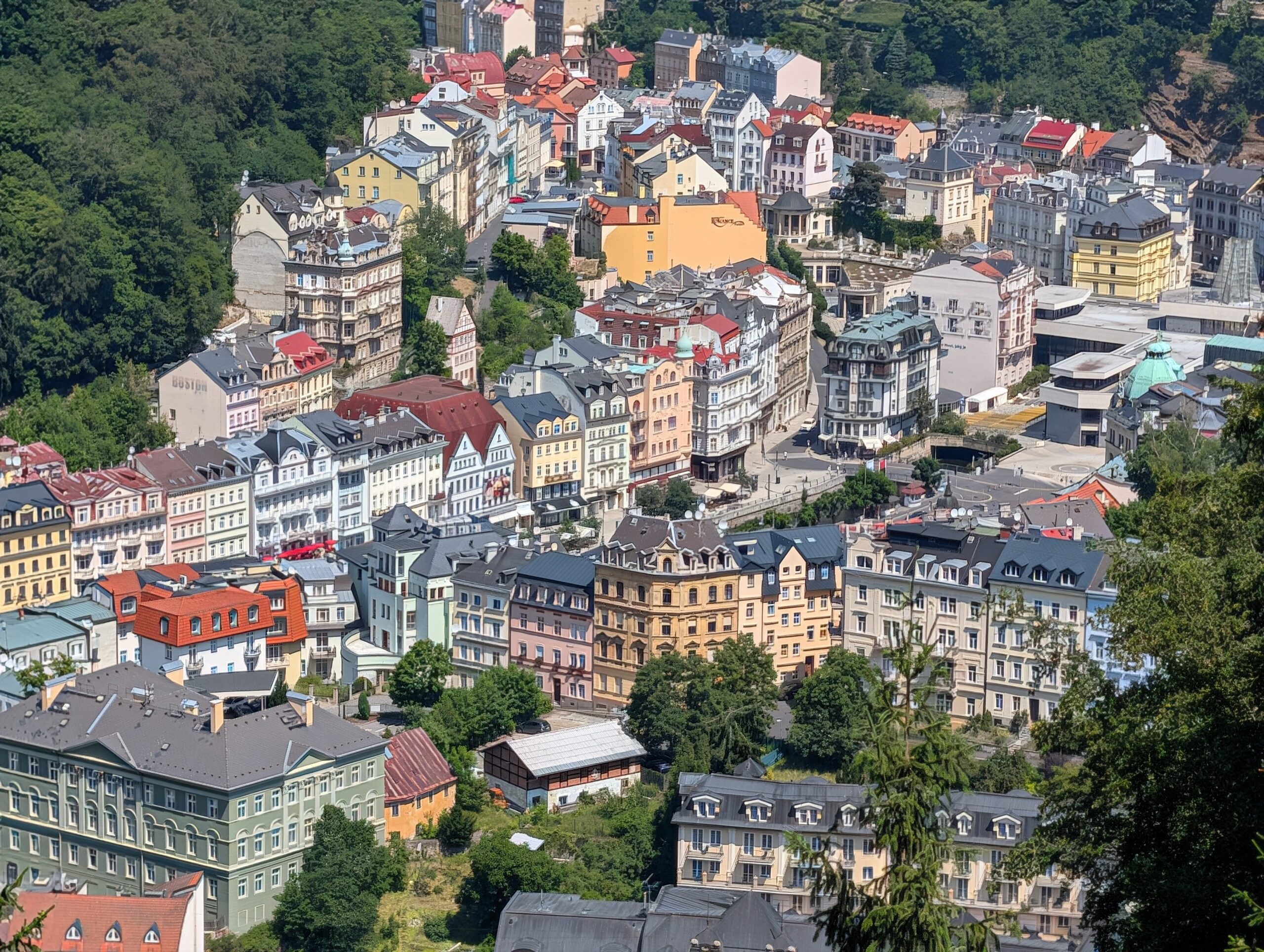 Ausblick vom Karl-IV.-Aussichtsturm auf das historische Zentrum und das Kurviertel von Karlsbad.