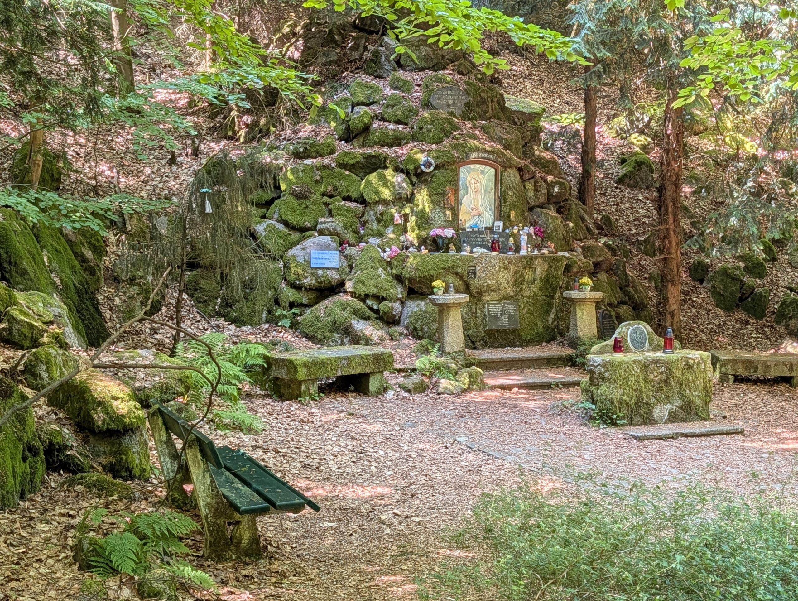 Waldandacht (Lesní pobožnost) mit Mariengrotte und Sitzbänken im Waldgebiet St. Linhart in Karlsbad.