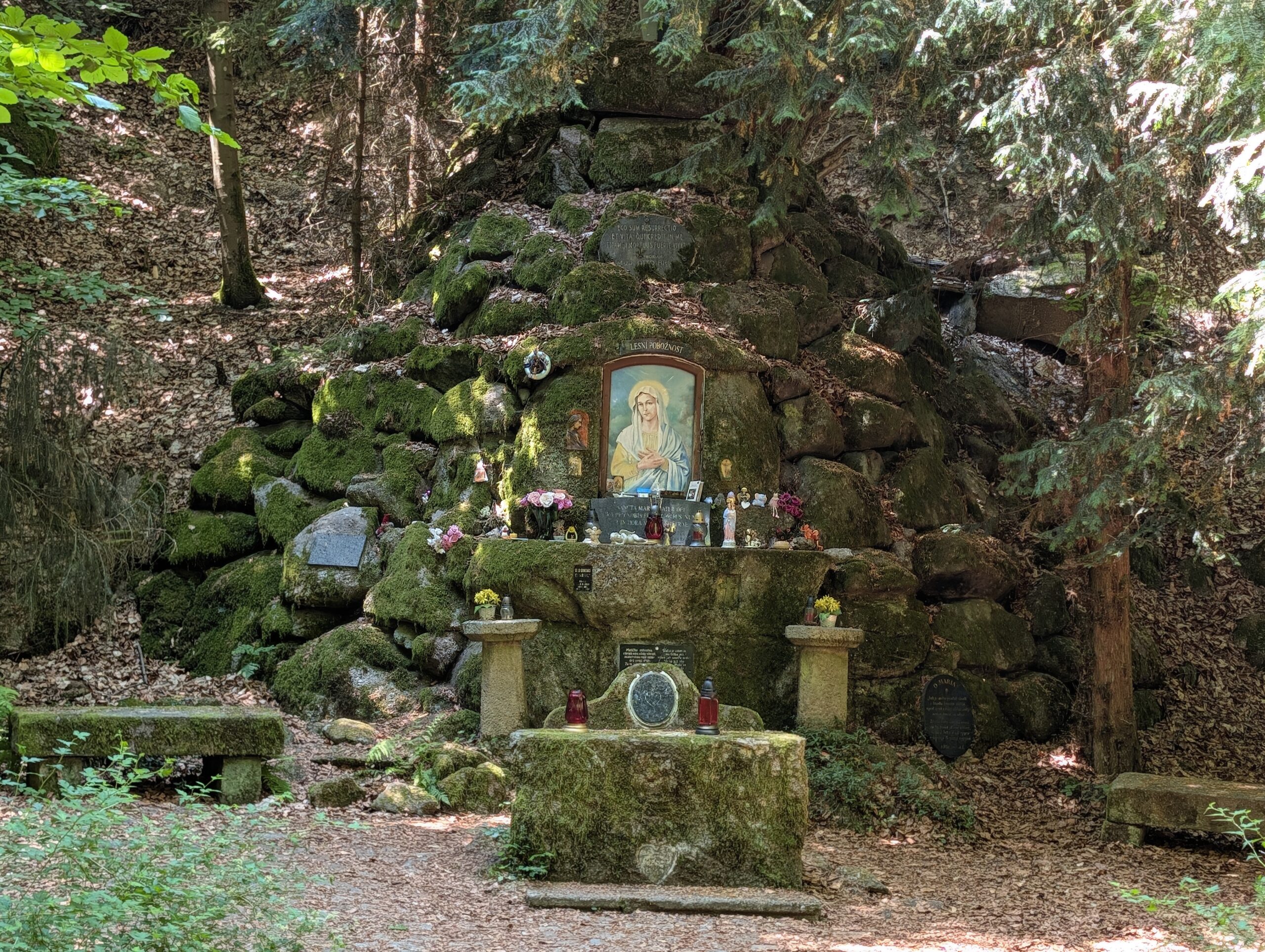 Mariengrotte der Waldandacht (Lesní pobožnost) im Waldgebiet St. Linhart in Karlsbad.