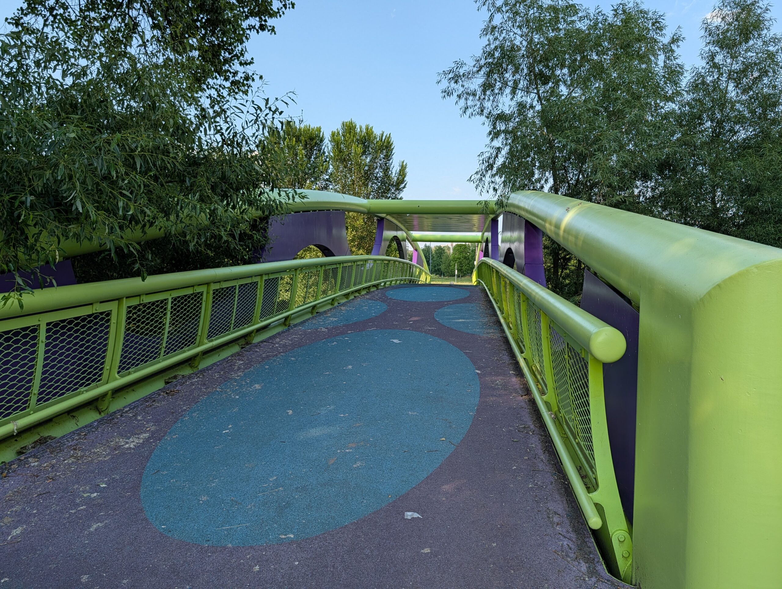 Moderne Fußgängerbrücke über die Eger (Pěší lávka přes řeku Ohři) mit grünem Geländer in Karlsbad.