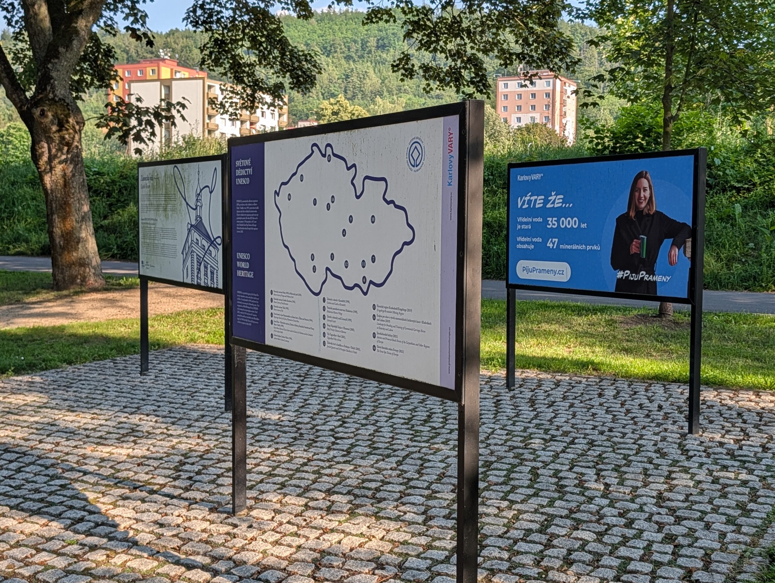 Informations- und Übersichtstafeln an der Uferpromenade an der Eger (Náplavka Ohře) in Karlsbad.