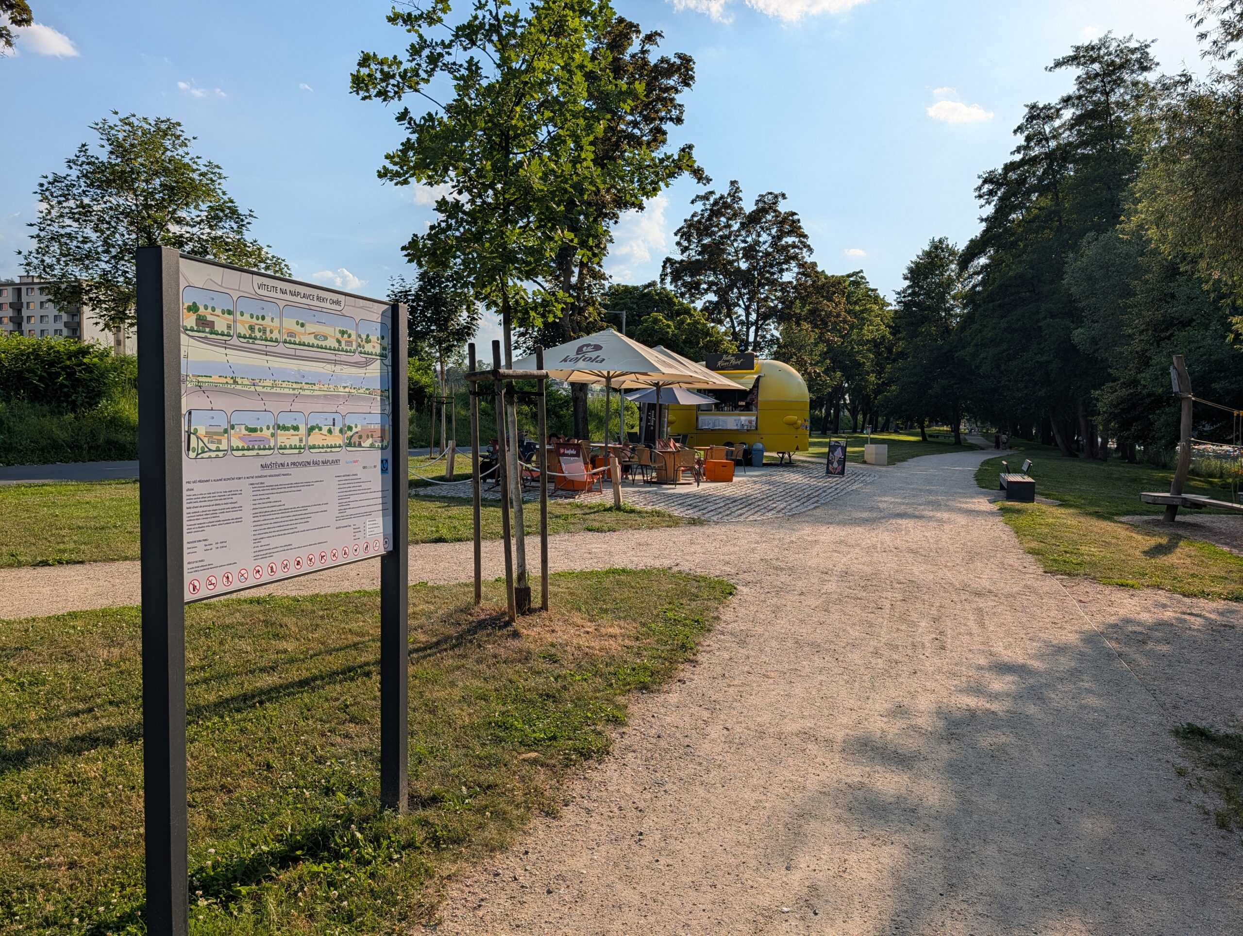 Spazierweg mit Gastronomie und Grünflächen an der Uferpromenade an der Eger (Náplavka Ohře) in Karlsbad.