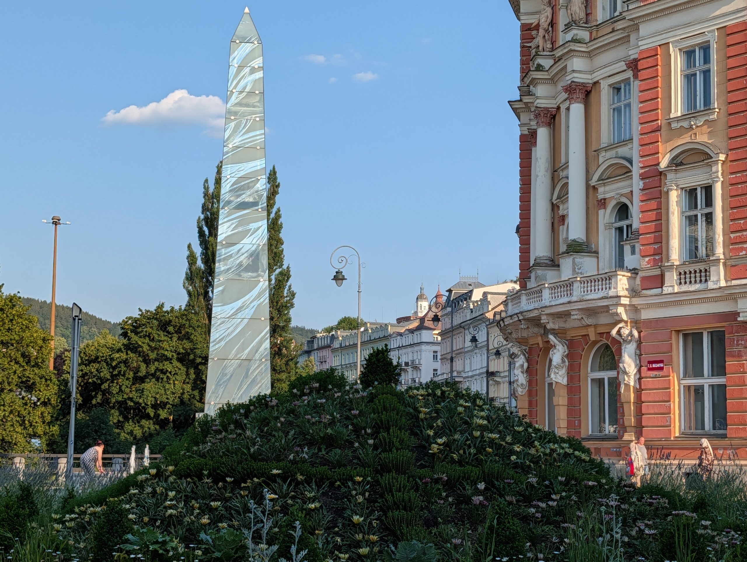 Glasobelisk auf einem bepflanzten Brunnen am T.-G.-Masaryk-Platz (náměstí T. G. Masaryka) in Karlsbad.