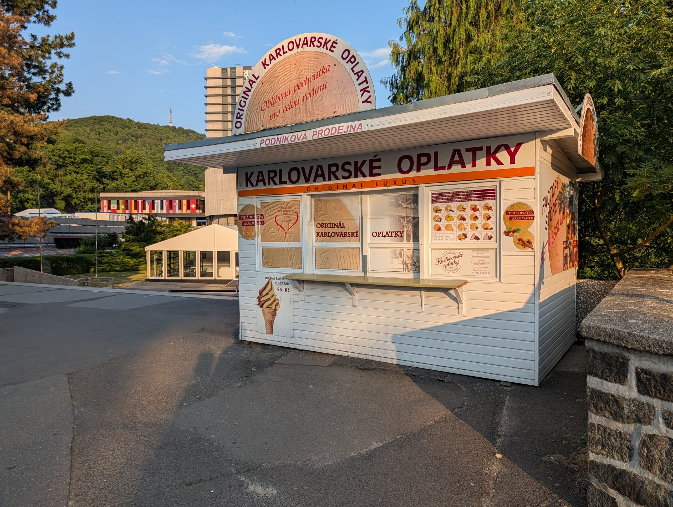 Verkaufsstand für Karlsbader Oblaten (Karlovarské oplatky) mit Sortenübersicht und Verkaufstheke in Karlsbad.