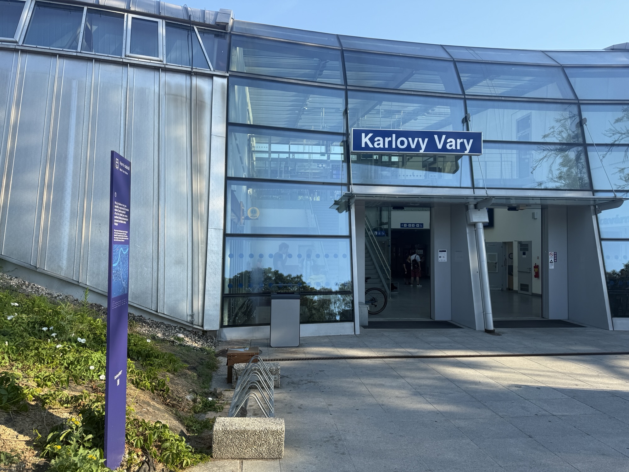 Eingang des Bahnhofs Karlsbad (Nádraží Karlovy Vary) mit modernem Empfangsgebäude.