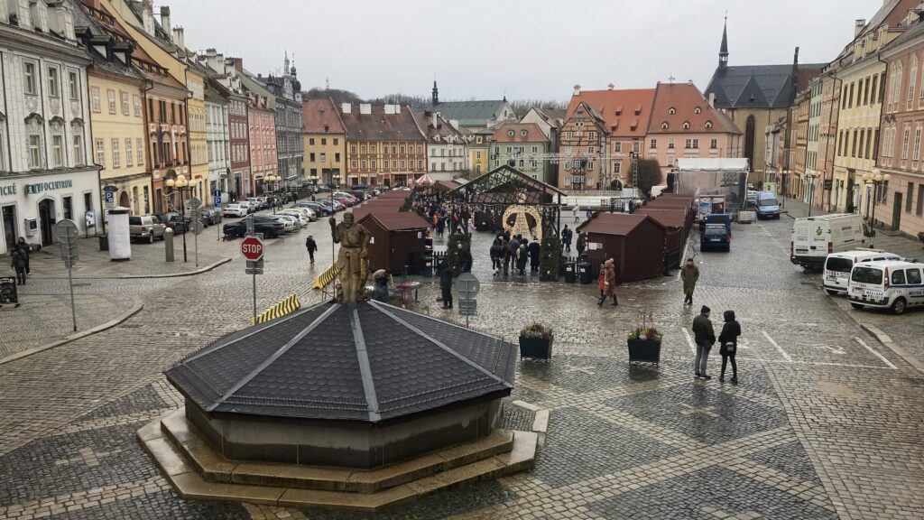 Weihnachtsmarkt mit Holzhütten auf dem historischen Marktplatz von Eger