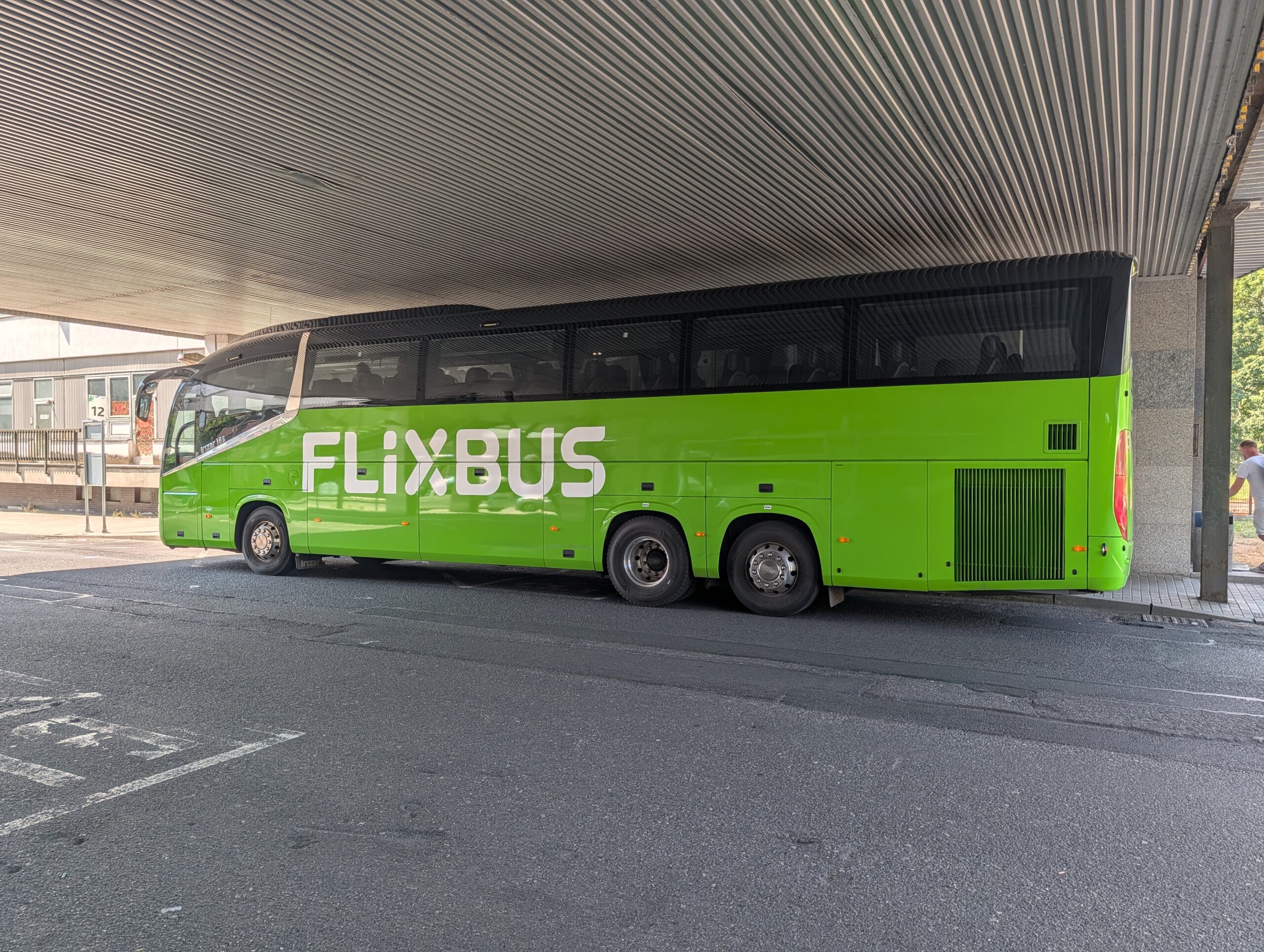 FlixBus am Fernbussteig des Unteren Bahnhofs Karlsbad (Dolní nádraží Karlovy Vary).