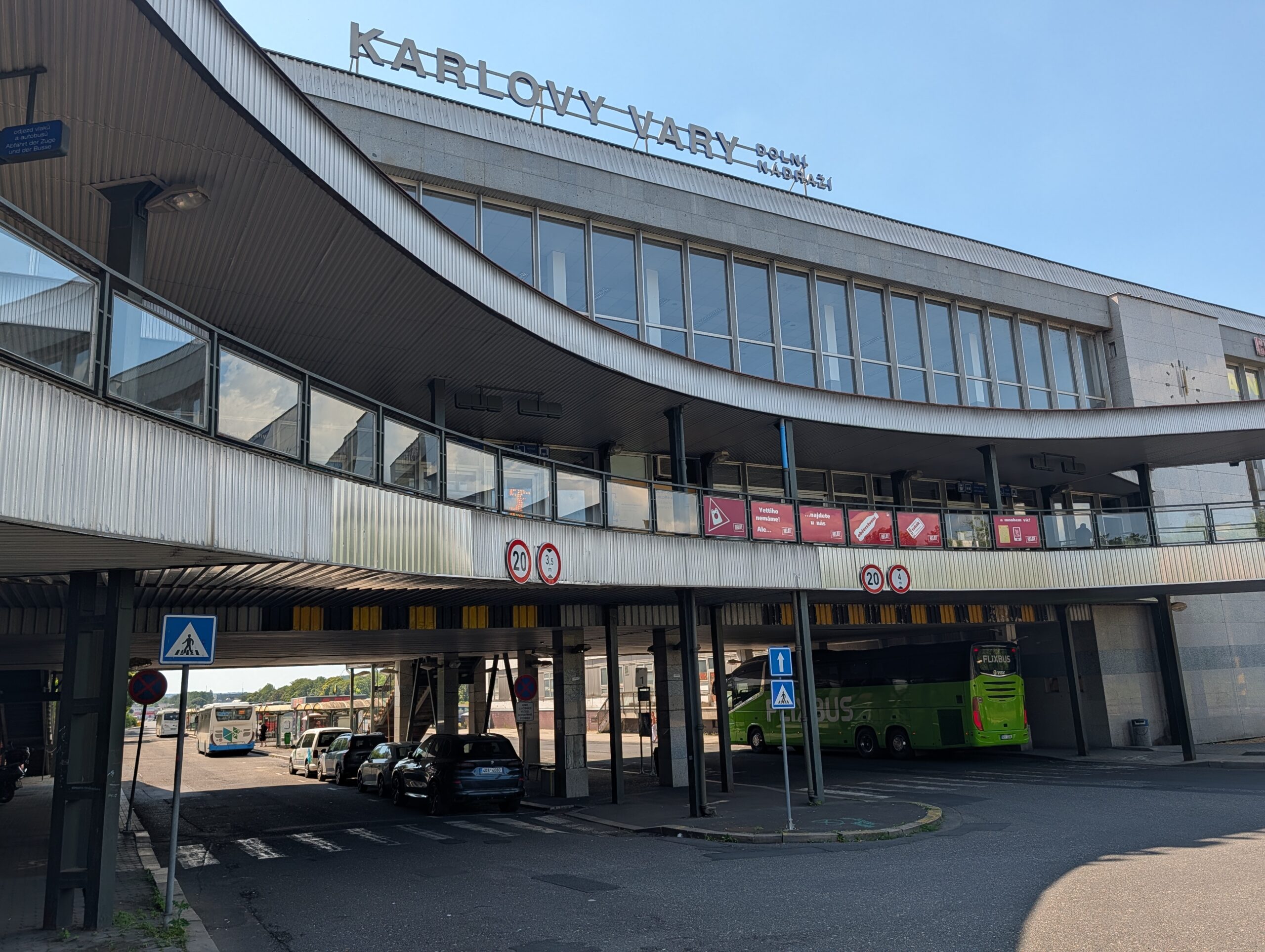 Unterer Bahnhof Karlsbad (Dolní nádraží Karlovy Vary) mit Empfangsgebäude und Busbahnhof.