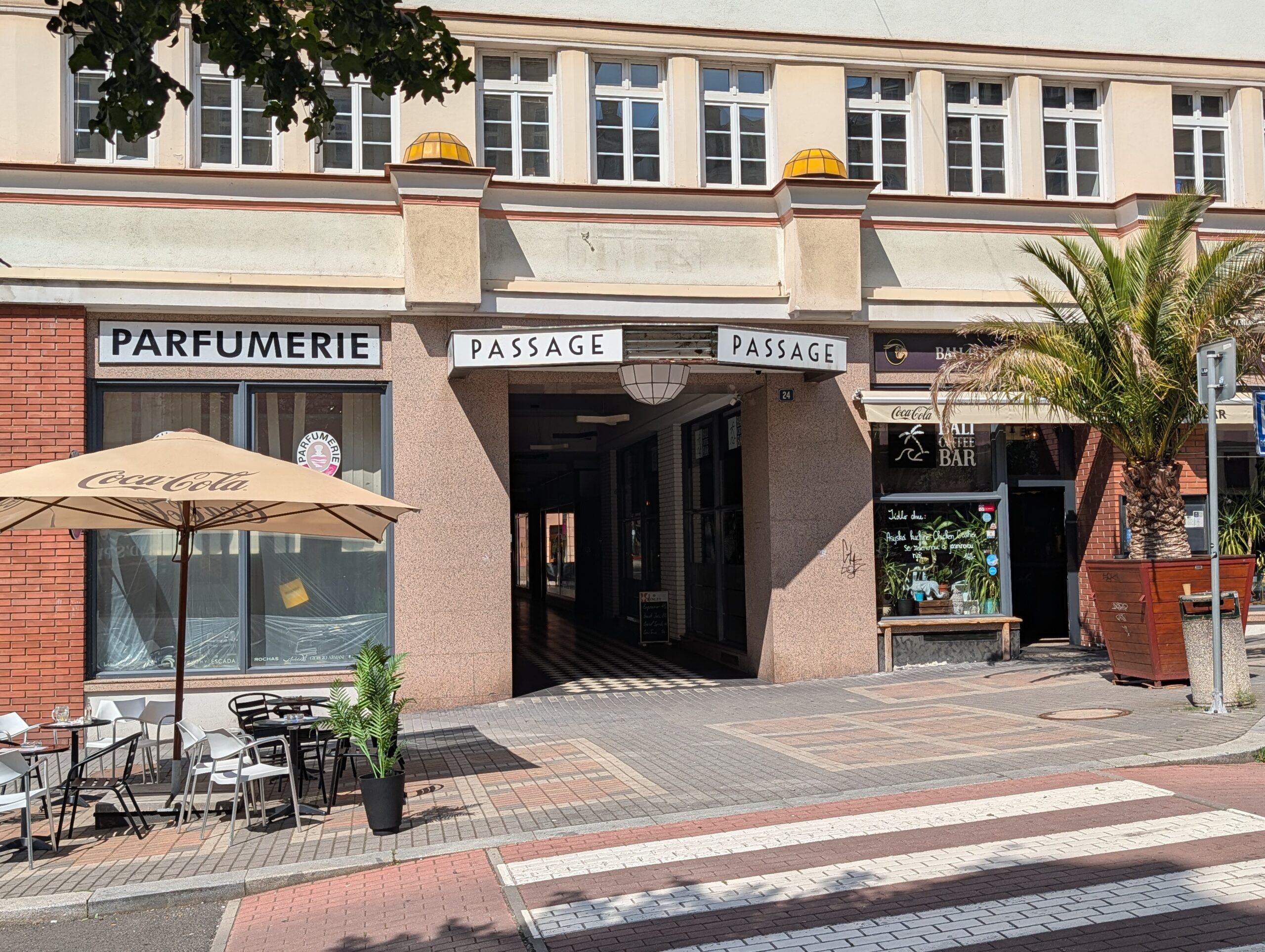Eingang der Passage T. G. M. an der T.-G.-Masaryk-Straße (T. G. Masaryka) in Karlsbad.