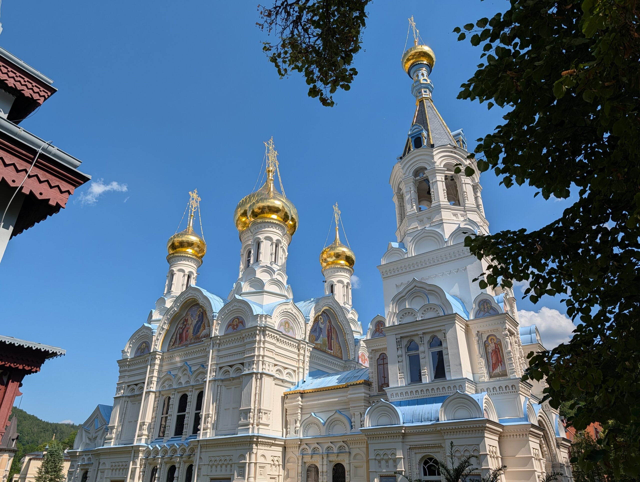 Schrägansicht der Russisch-orthodoxen Kirche St. Peter und Paul mit goldenen Zwiebeltürmen in Karlsbad.