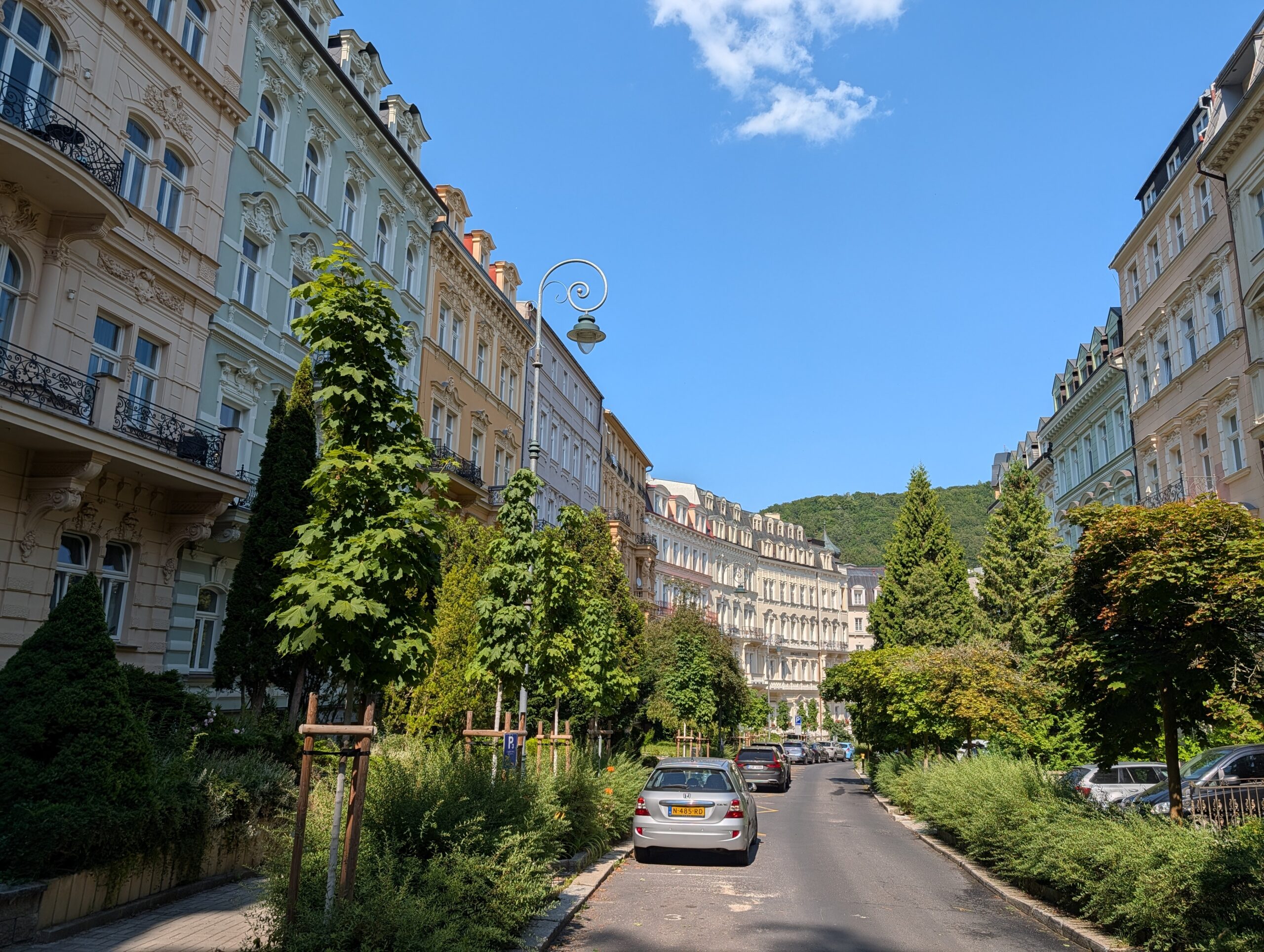 Blick entlang der Sadová-Straße mit historischen Kurhäusern in Karlsbad.