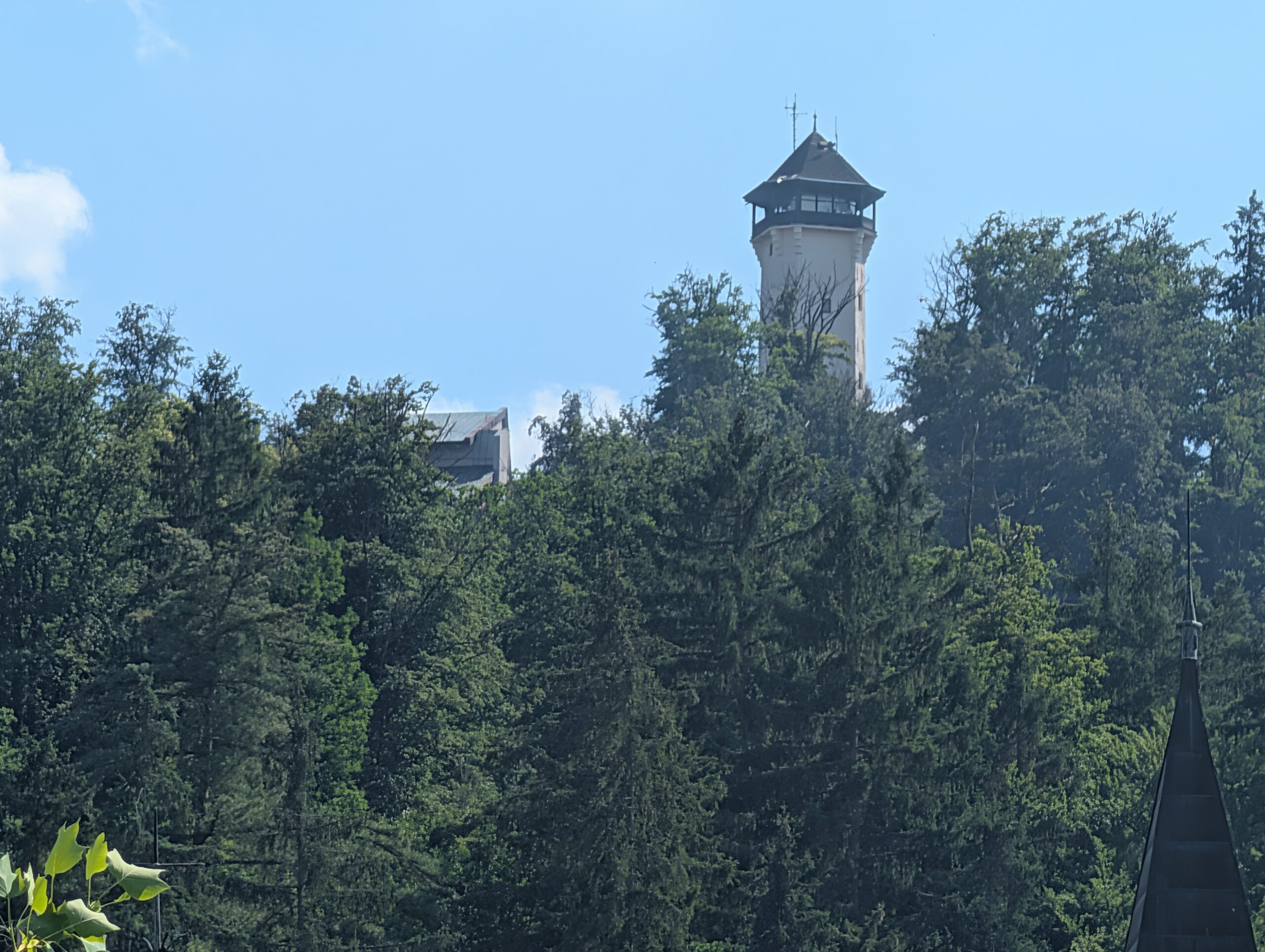 Diana-Aussichtsturm über den bewaldeten Hängen von Karlsbad.