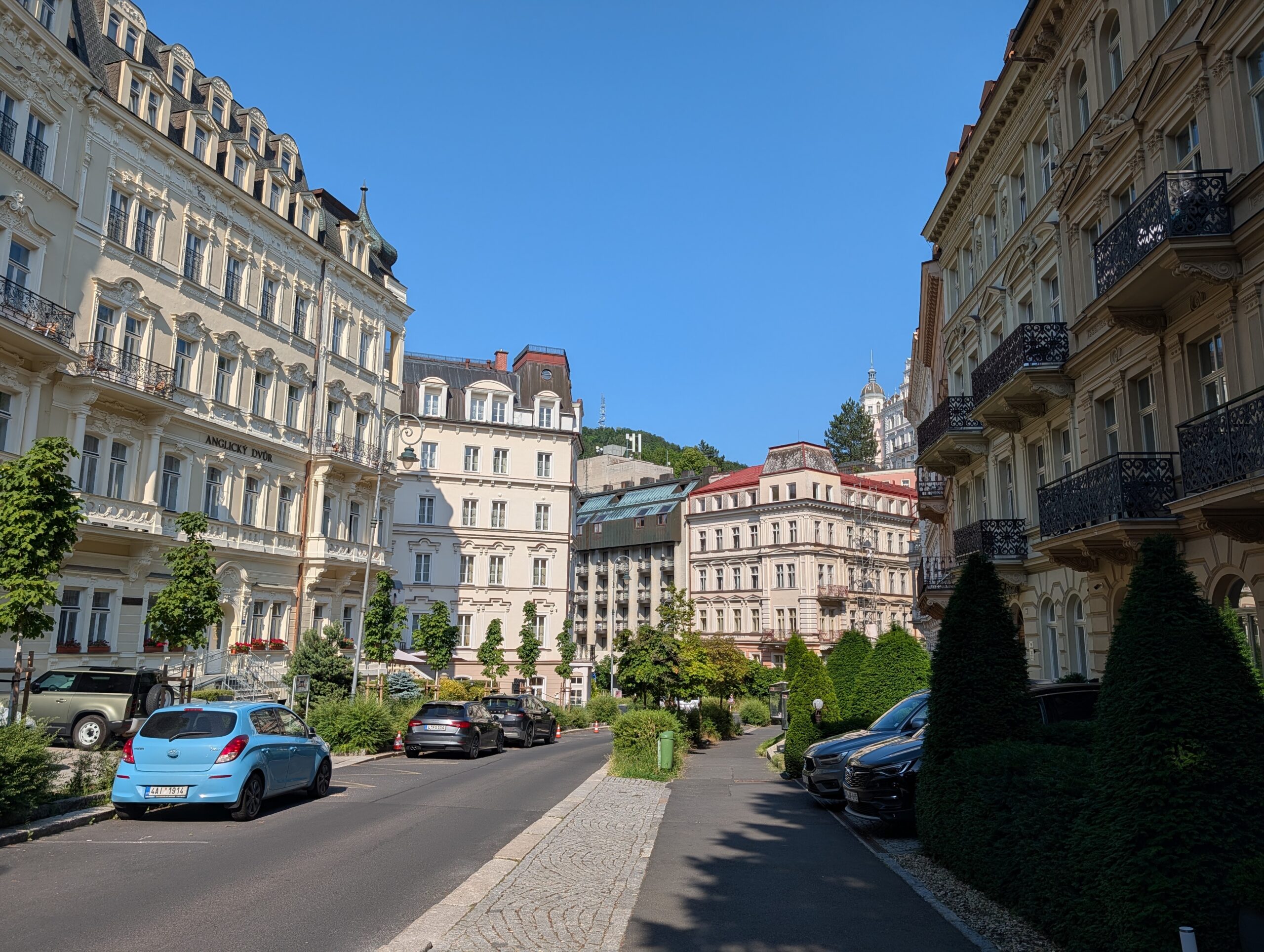 Sadová-Straße (Sadová) im Karlsbader Kurviertel mit historischen Kurhotels, Gründerzeitarchitektur und gepflegten Grünanlagen.
