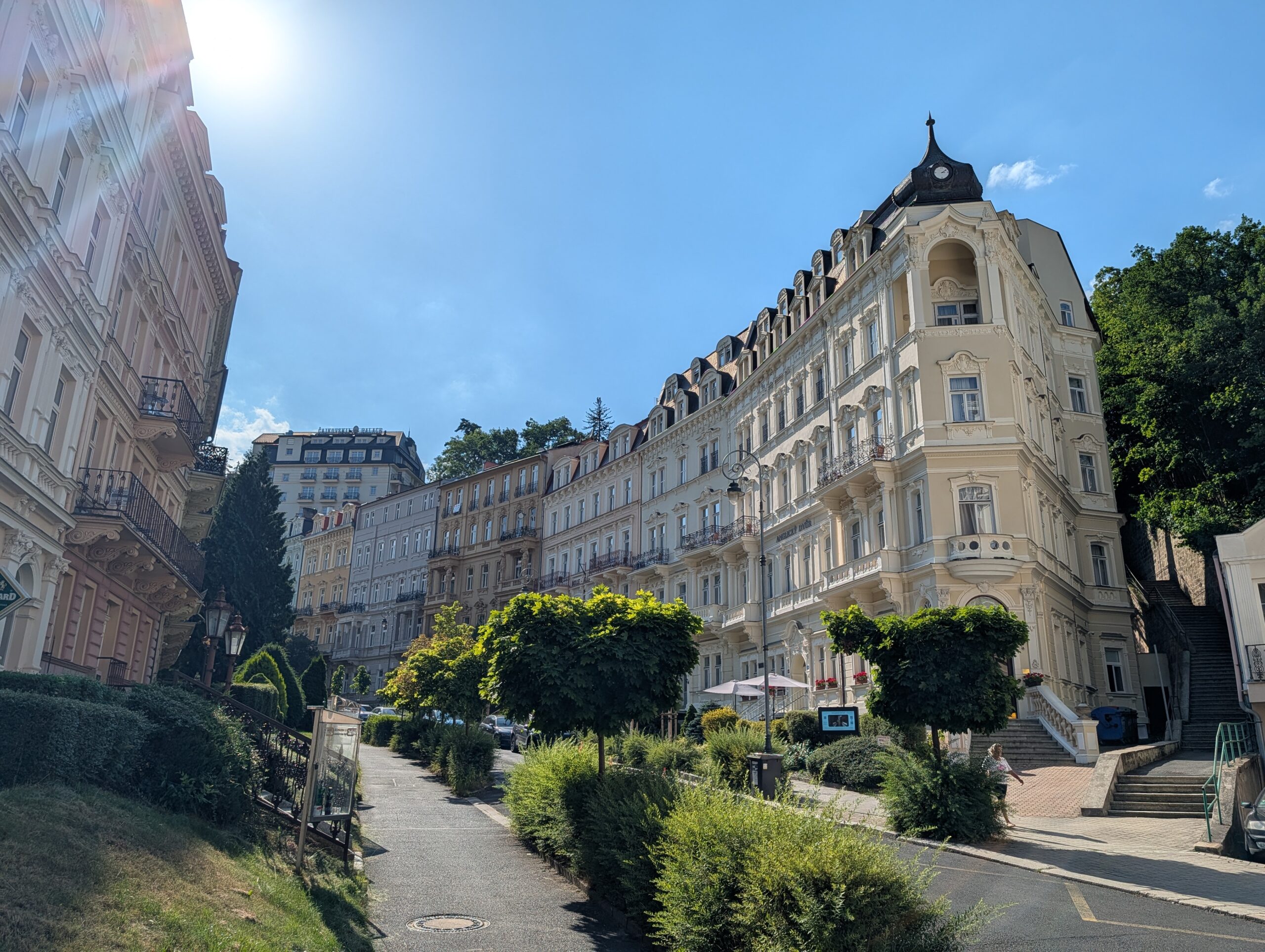 Historische Kurhotels und Gründerzeitgebäude entlang der Sadová-Straße (Sadová) im Karlsbader Kurviertel.