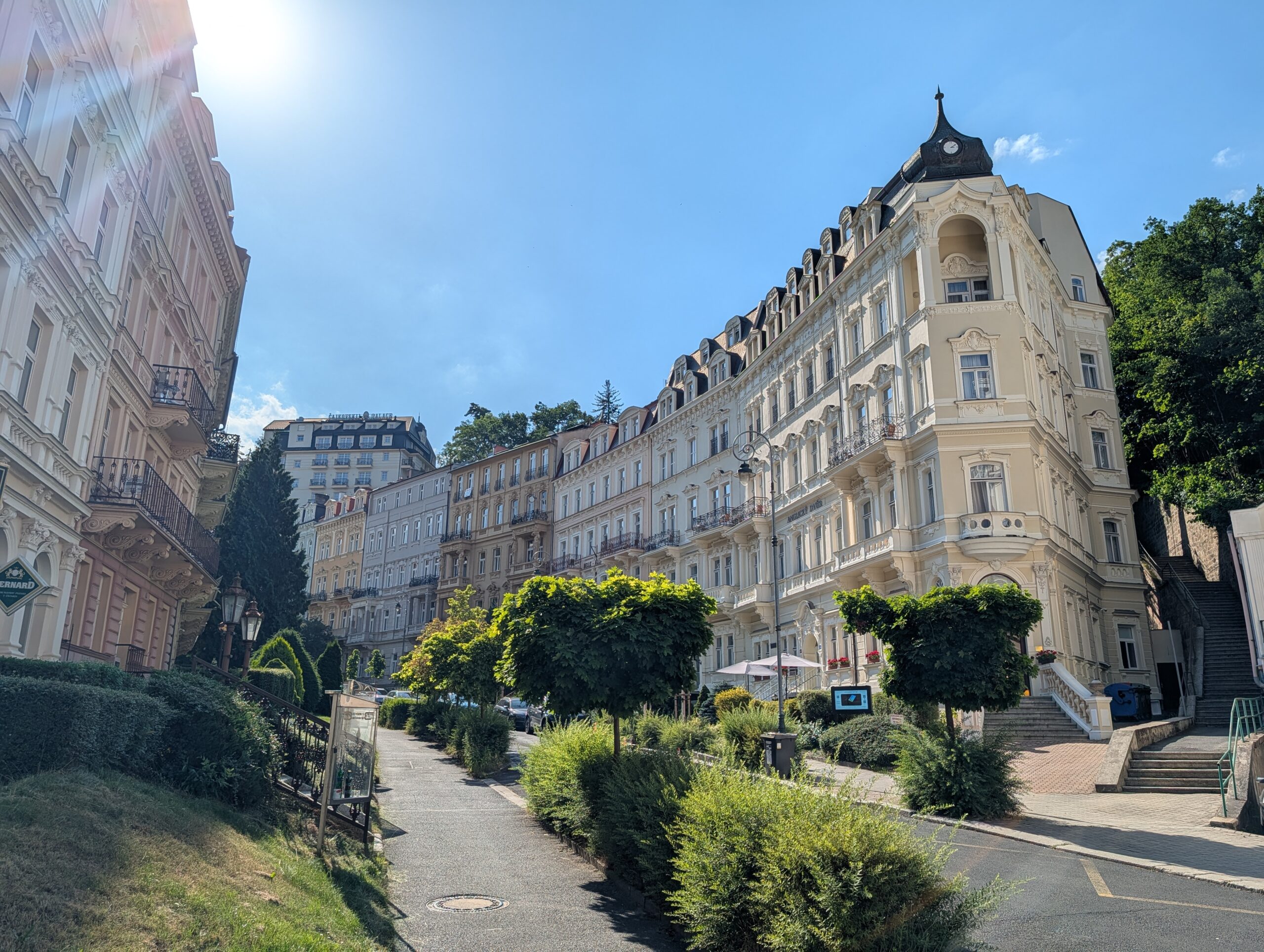 Historische Kurhotels und Gründerzeitarchitektur entlang der Sadová-Straße (Sadová) im Karlsbader Kurviertel.
