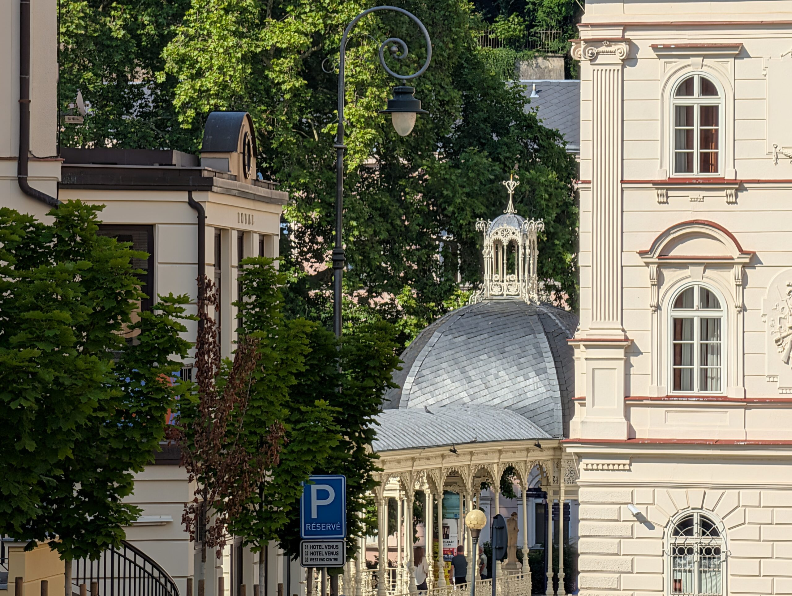 Parkkolonnade (Sadová kolonáda) zwischen historischen Gebäuden an der Sadová-Straße (Sadová) in Karlsbad.