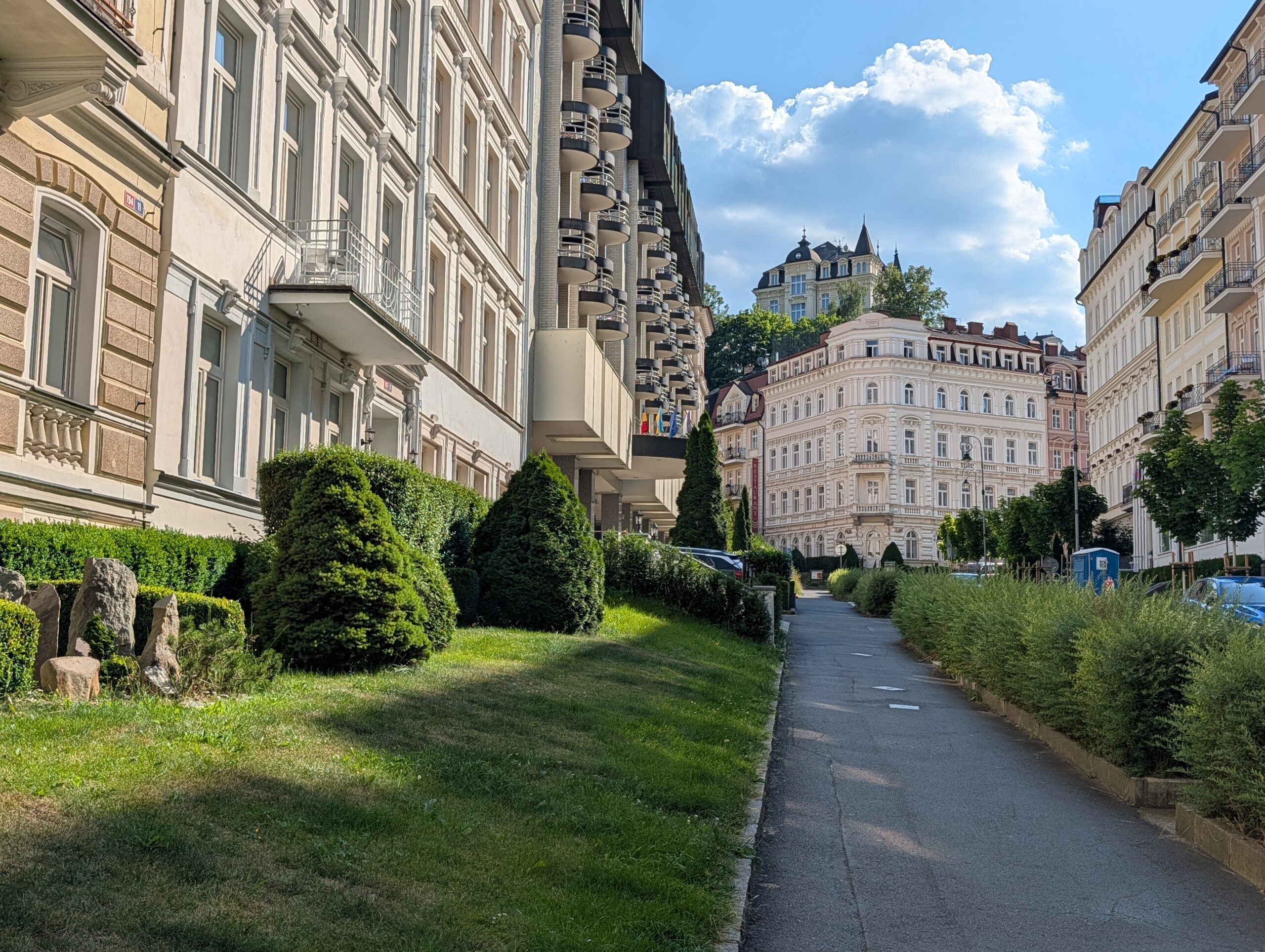 Sadová-Straße (Sadová) im Karlsbader Kurviertel mit historischen Kurhotels, breiten Gehwegen und gepflegten Grünanlagen.