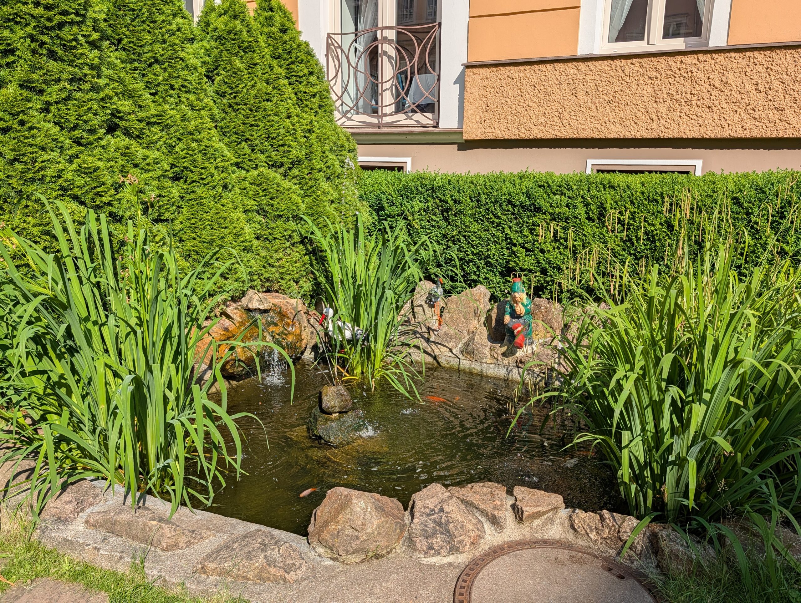 Zierteich mit Brunnen, Zierfischen, Natursteinen und gepflegter Bepflanzung an der Sadová-Straße (Sadová) in Karlsbad.