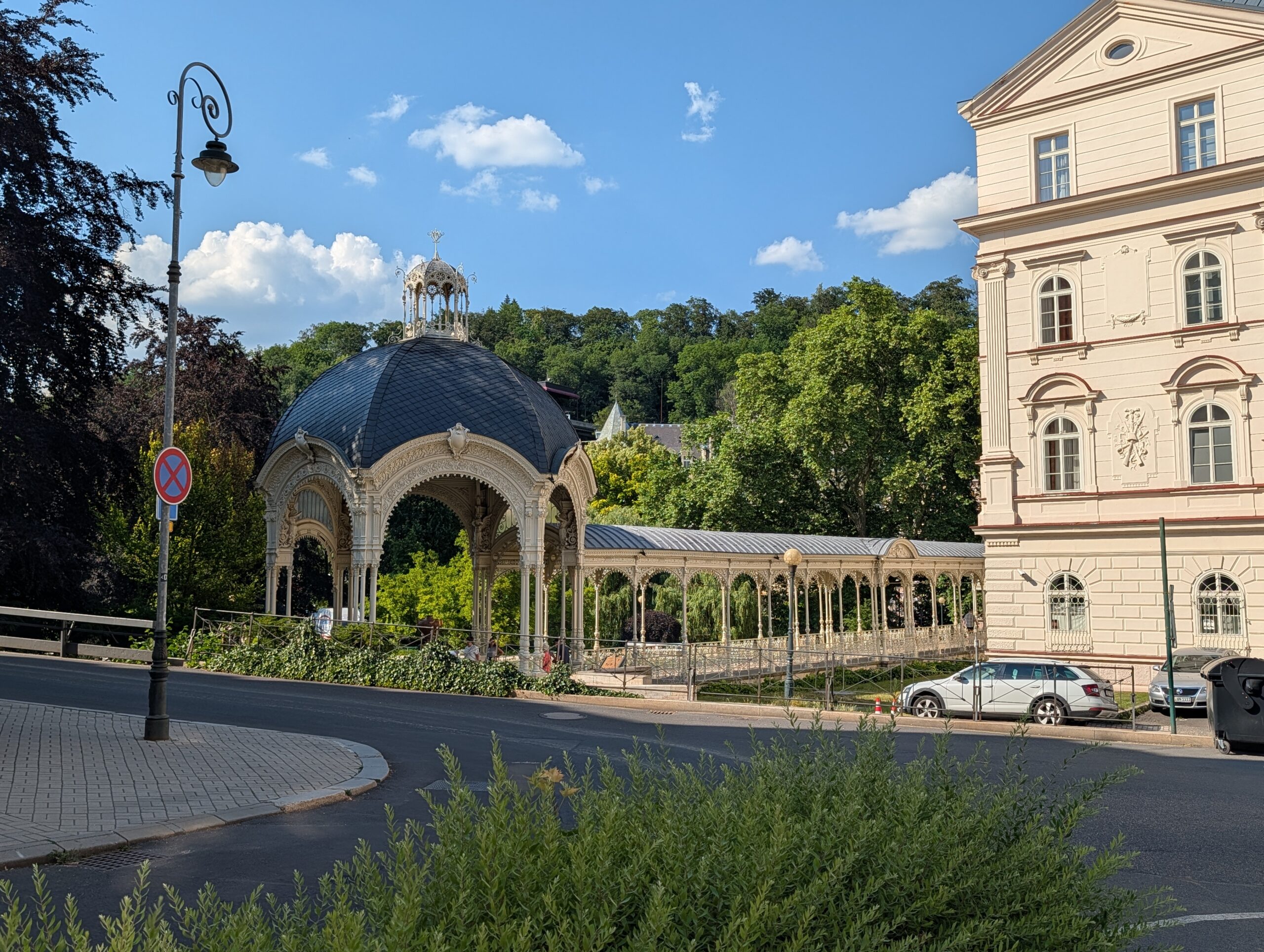Parkkolonnade (Sadová kolonáda) mit gusseiserner Kuppel an der Sadová-Straße im historischen Kurviertel von Karlsbad.