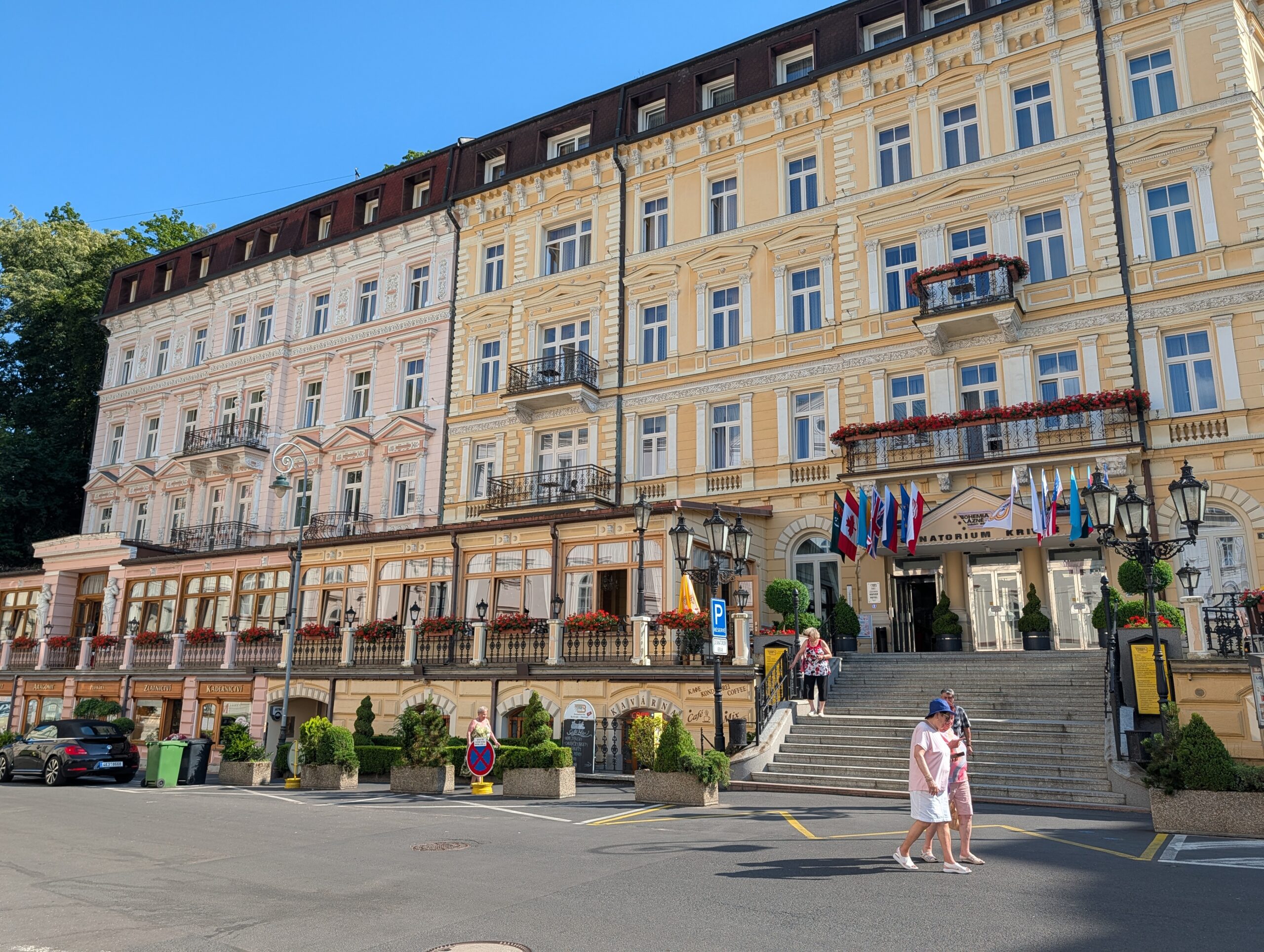 Historische Fassade des Lázeňský hotel Kriváň an der Sadová-Straße im Kurviertel von Karlsbad.