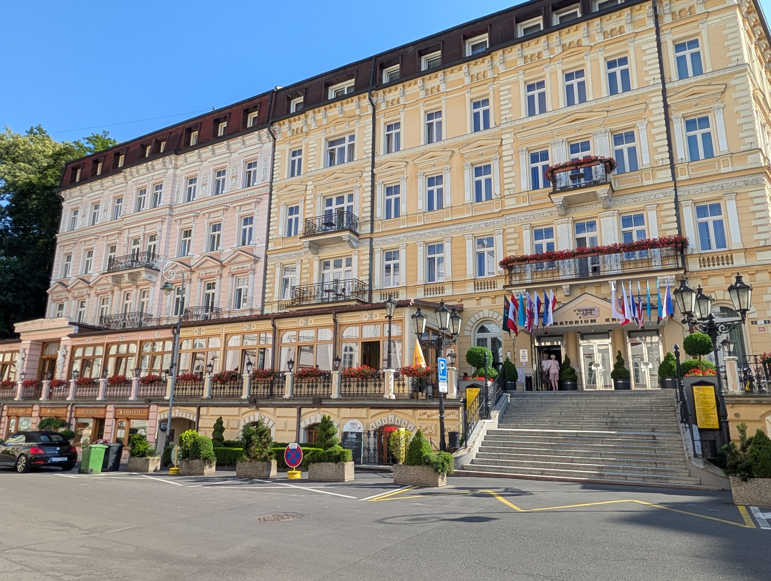 Historische Fassade des Lázeňský hotel Kriváň an der Sadová-Straße im Kurviertel von Karlsbad.