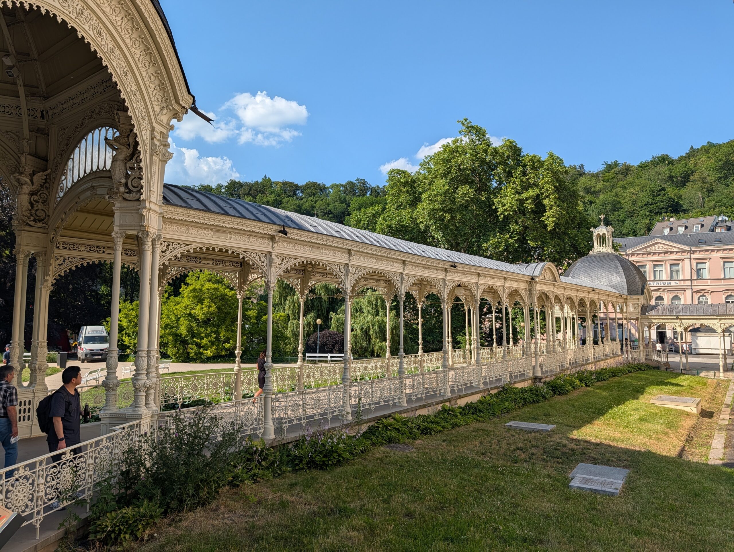 Historische Parkkolonnade (Sadová kolonáda) mit ihren gusseisernen Arkaden und Kuppelpavillons im Kurviertel von Karlsbad.