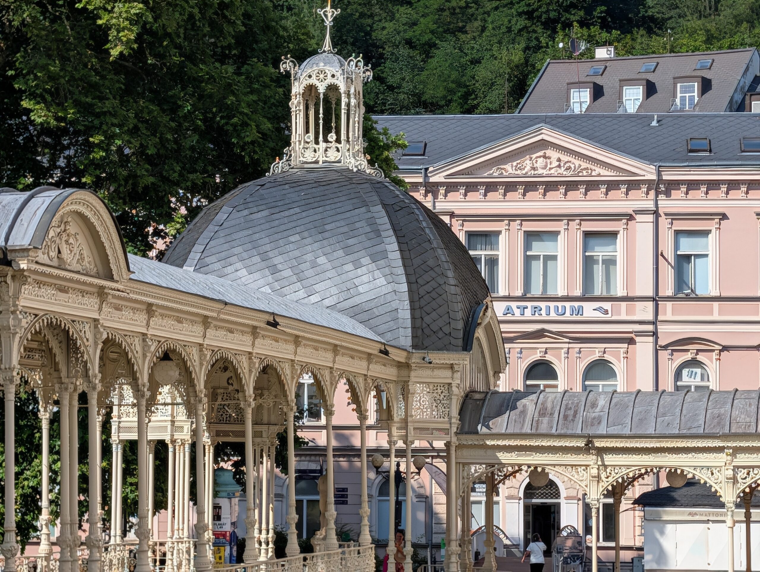 Parkkolonnade (Sadová kolonáda) mit dem historischen Atrium-Gebäude im Kurviertel von Karlsbad.