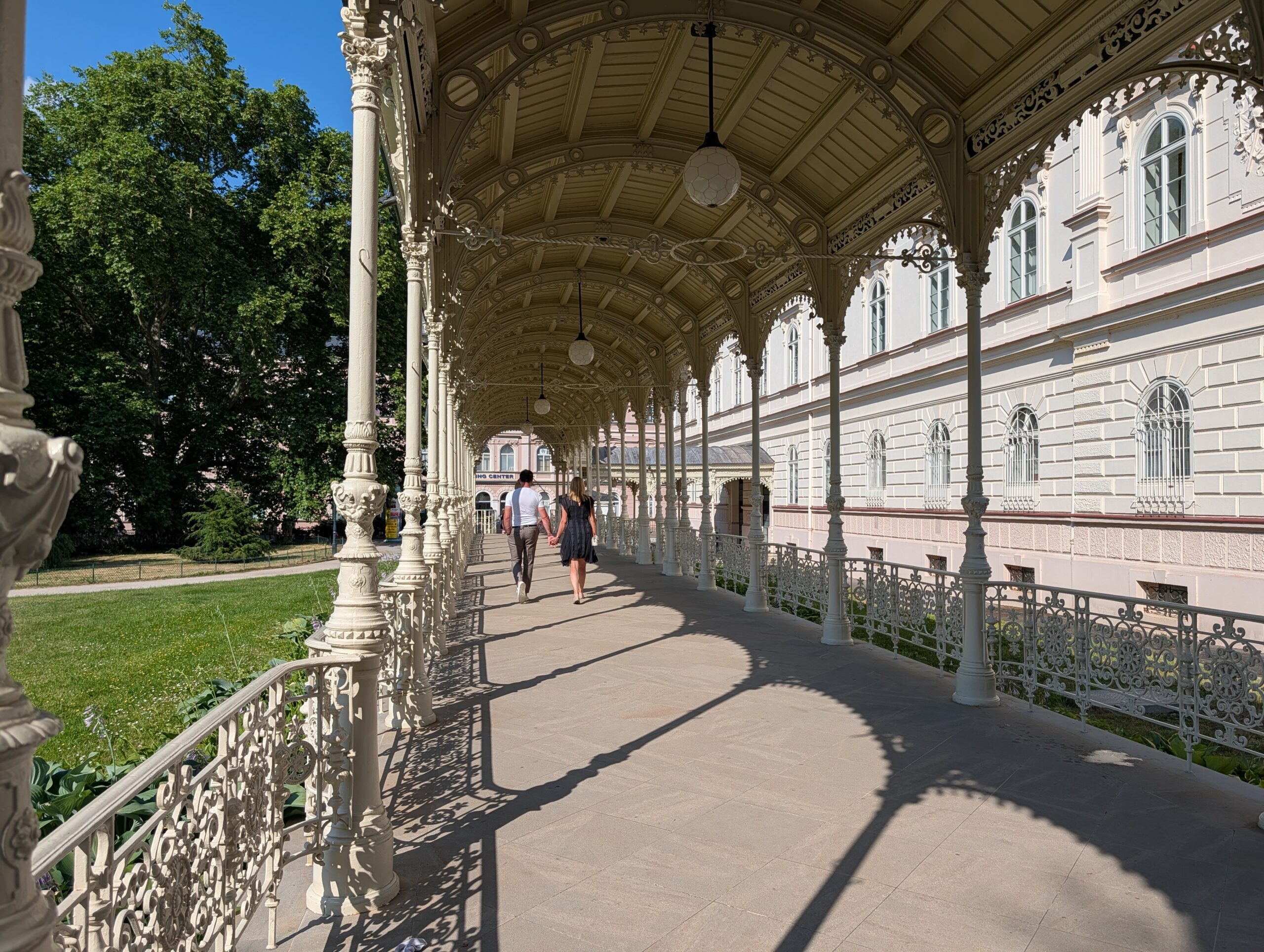 Überdachter Wandelgang der historischen Parkkolonnade (Sadová kolonáda) mit gusseiserner Architektur im Kurviertel von Karlsbad.
