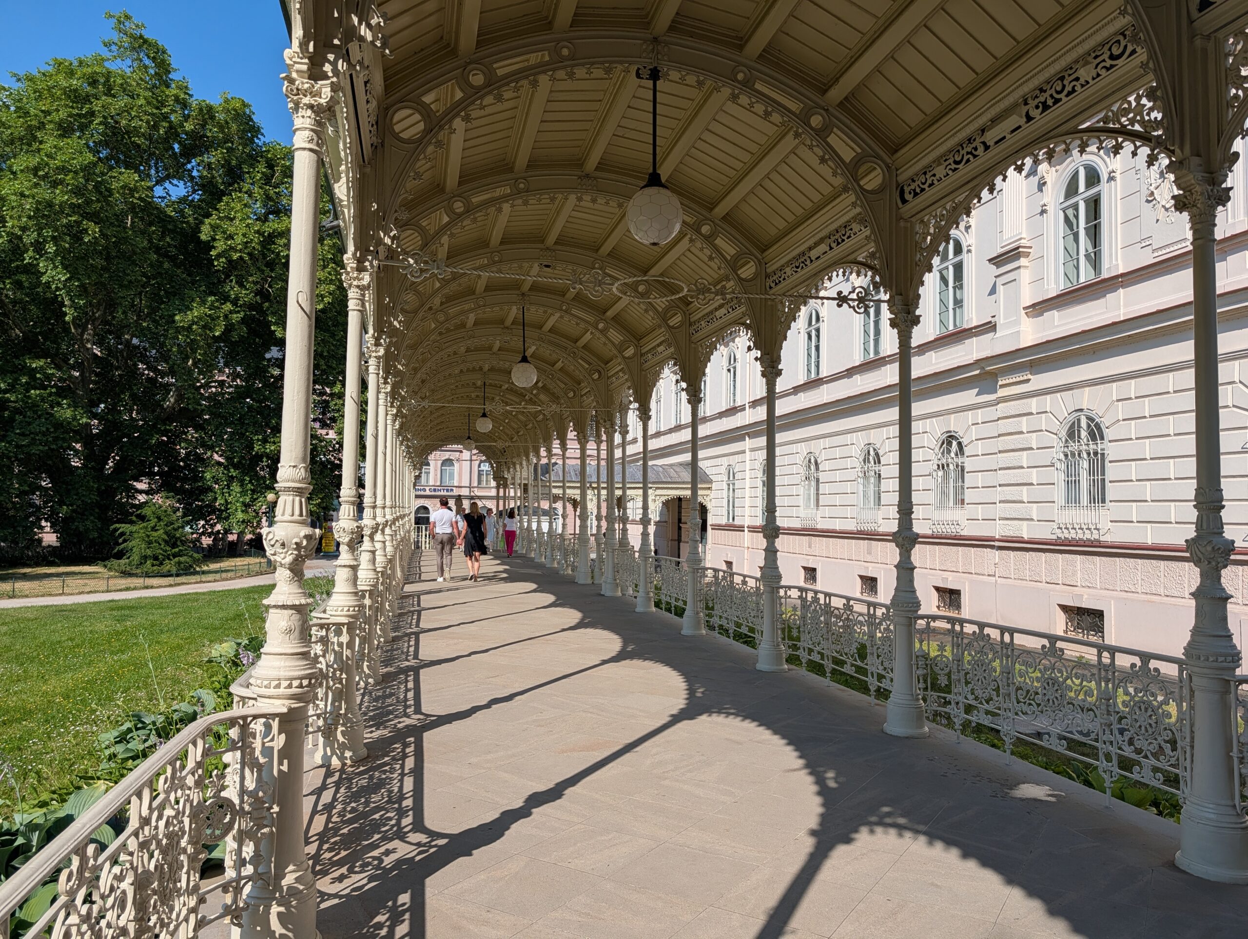 Überdachter Wandelgang der historischen Parkkolonnade (Sadová kolonáda) mit gusseiserner Architektur im Kurviertel von Karlsbad.