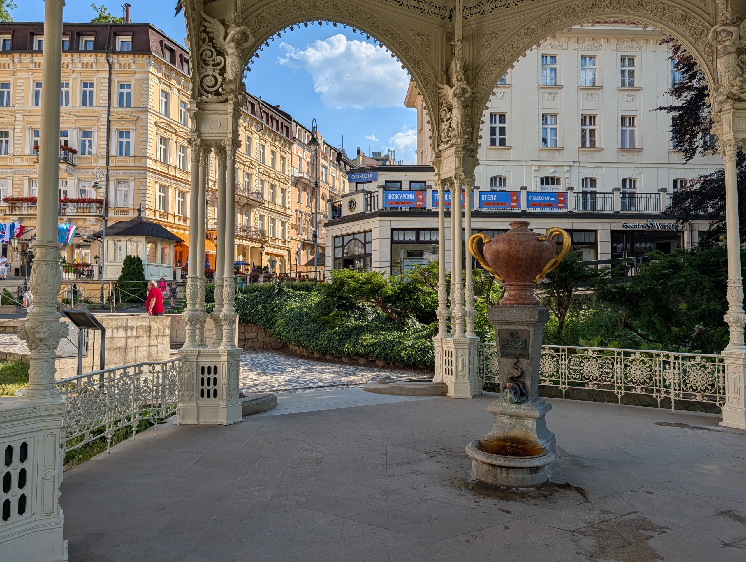 Schlangenquelle Nr. 15 (Hadí pramen č. 15) unter der historischen Parkkolonnade in Karlsbad.