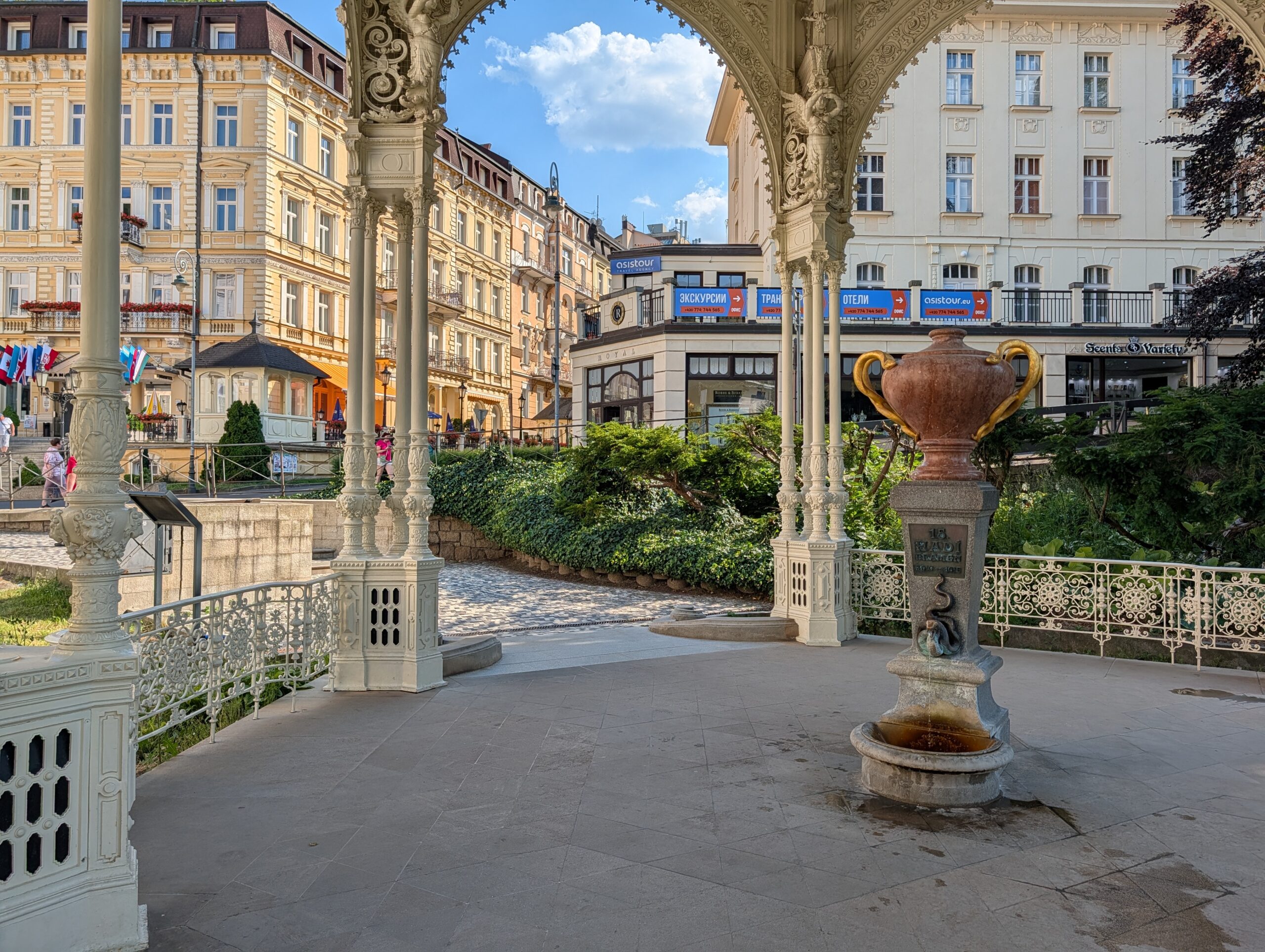 Schlangenquelle Nr. 15 (Hadí pramen č. 15) unter der historischen Parkkolonnade in Karlsbad.