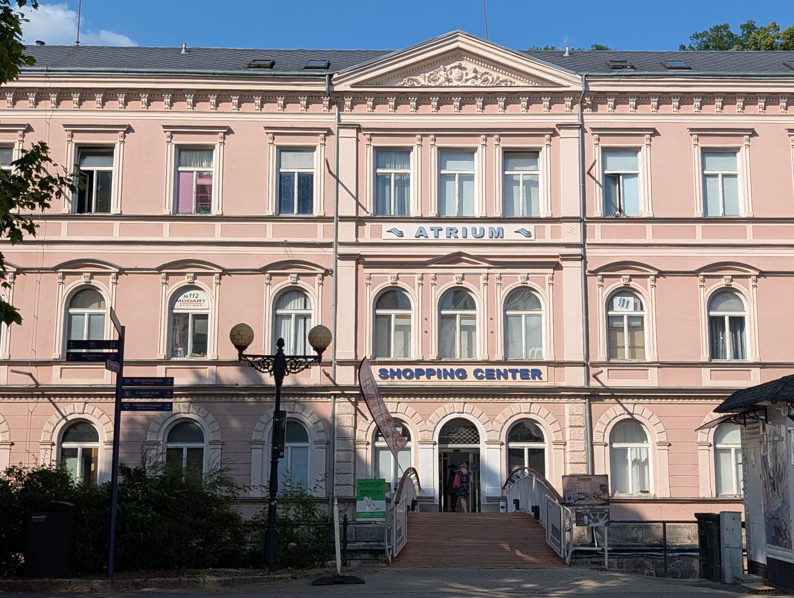 Historische Fassade des Einkaufszentrums Atrium (Obchodní centrum Atrium) in Karlsbad.