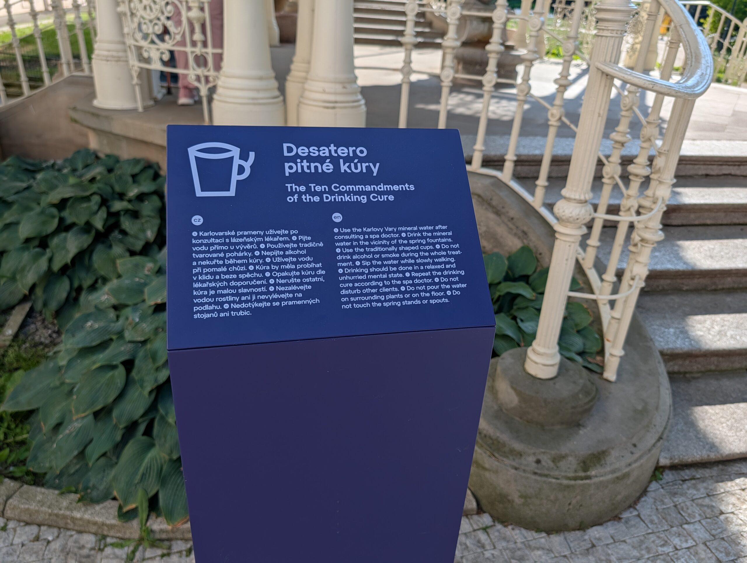 Informationstafel „Desatero pitné kúry“ mit Hinweisen zur Trinkkur an der Parkkolonnade in Karlsbad.