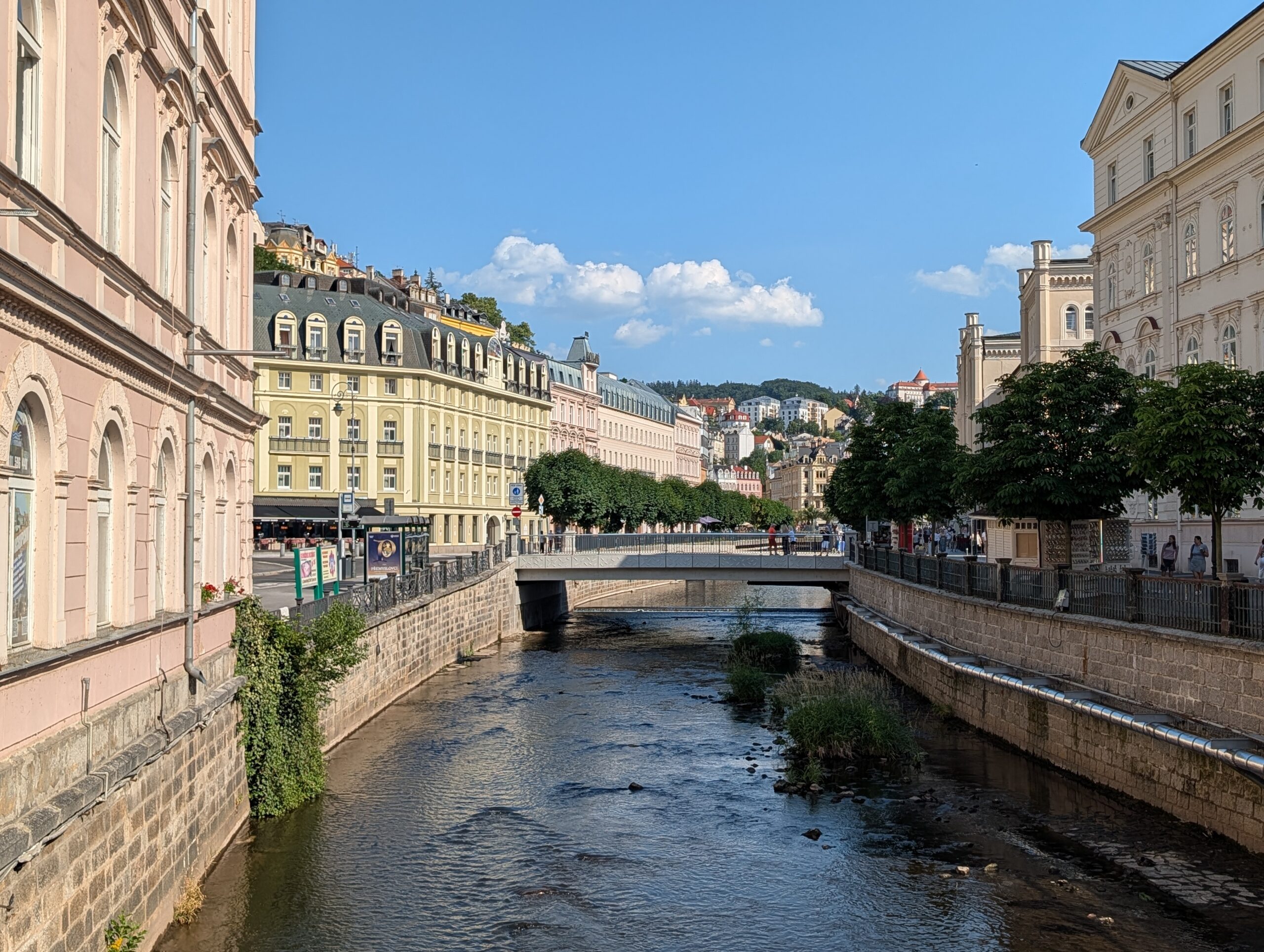 Blick über die Teplá auf das historische Kurviertel von Karlsbad.