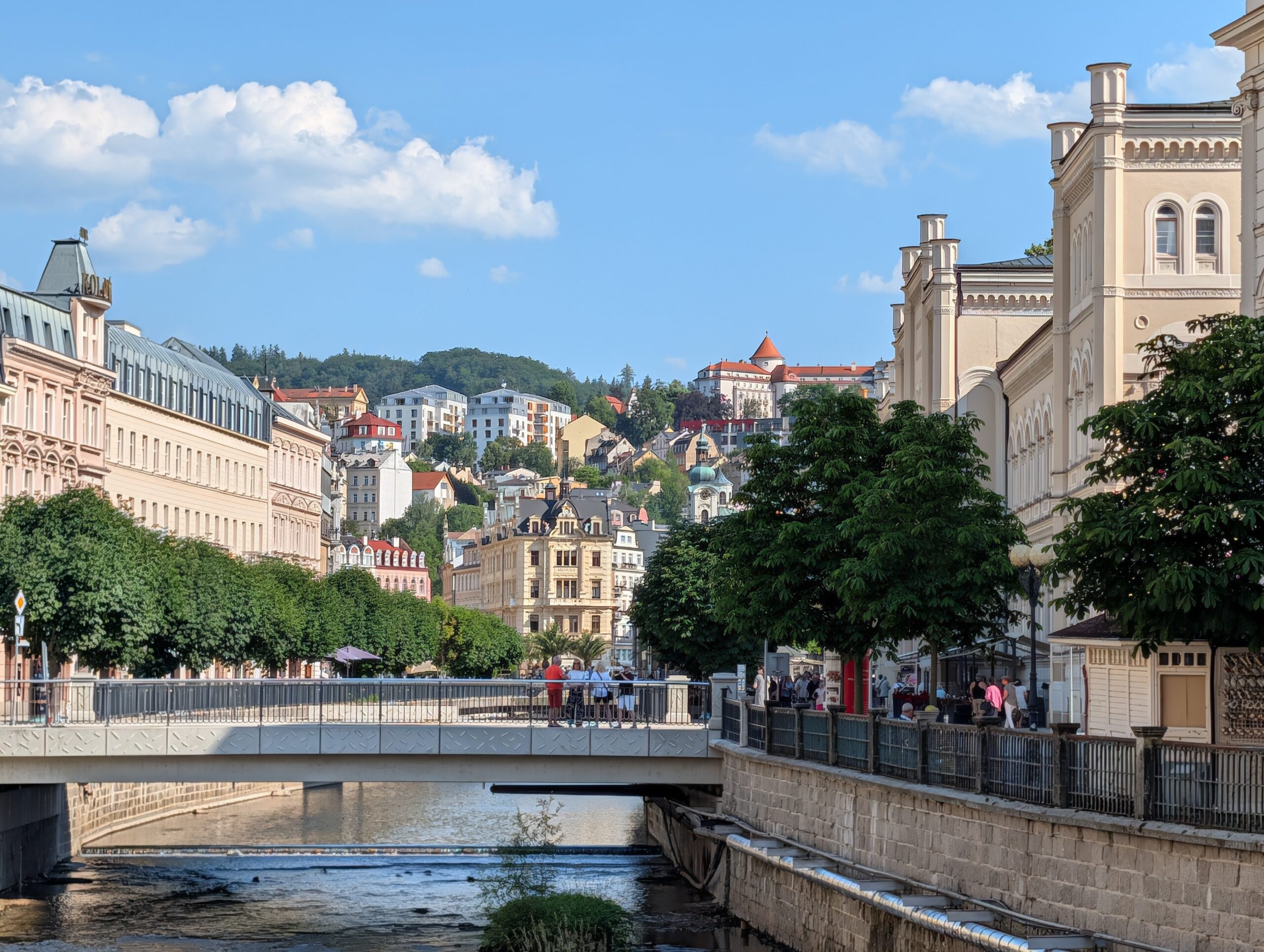 Blick über die Teplá auf die Promenade und das historische Kurviertel in Karlsbad.